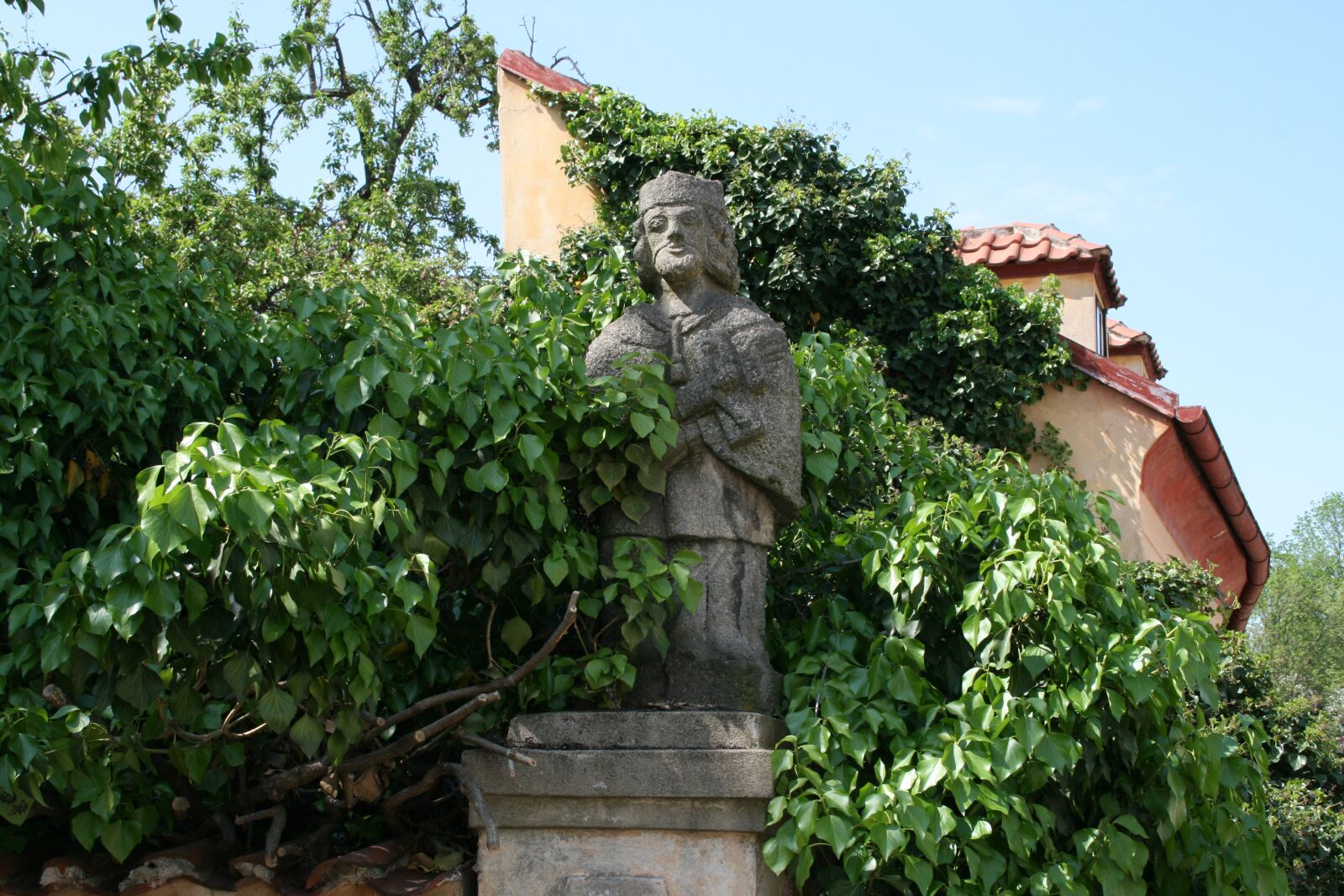 Canon EOS 400D (EOS Digital Rebel XTi / EOS Kiss Digital X) sample photo. Figure, statue, sculpture photography