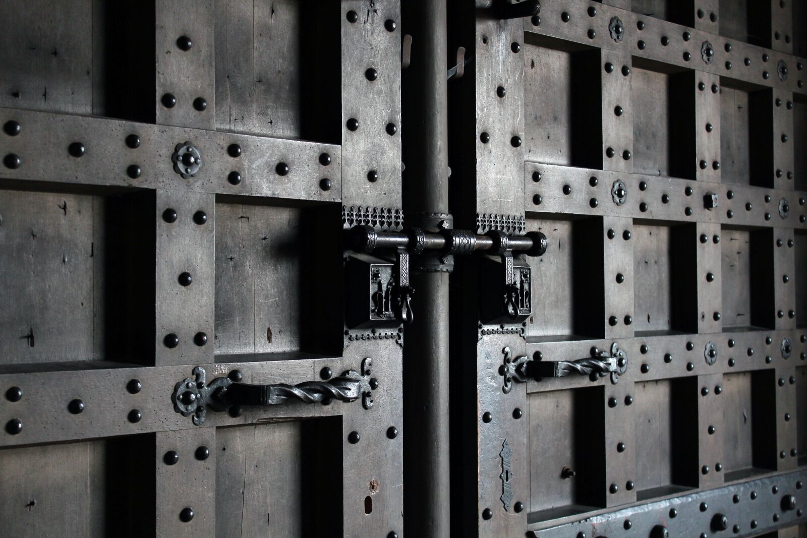 Canon EOS 600D (Rebel EOS T3i / EOS Kiss X5) sample photo. Door, door lock, castle photography