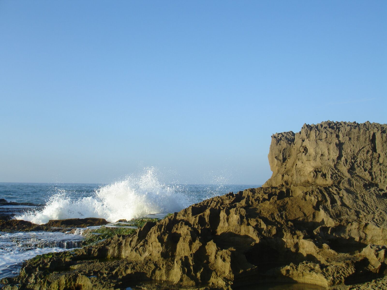 Sony DSC-W7 sample photo. Beach, rock, sea photography