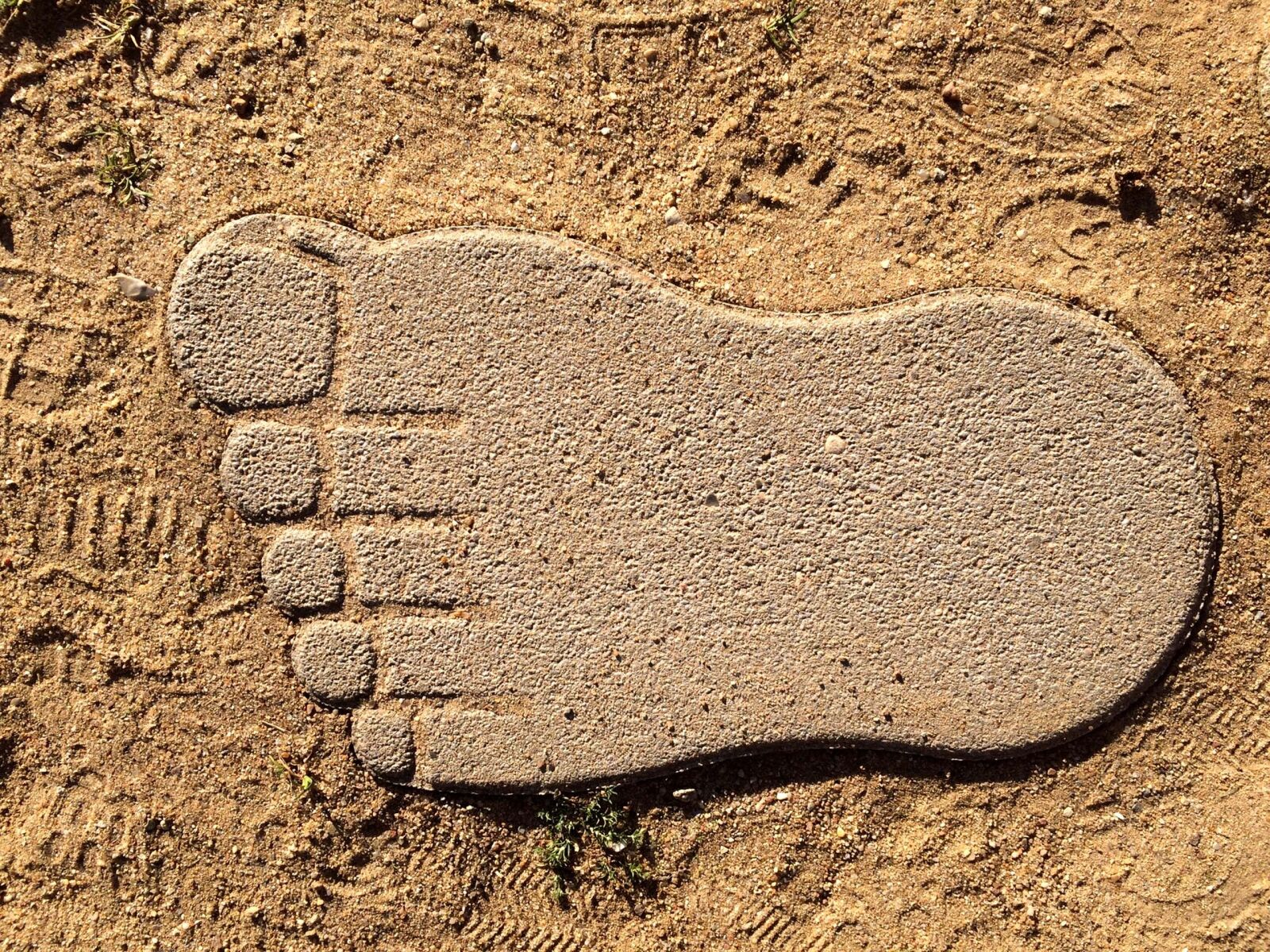 iPhone 5s back camera 4.15mm f/2.2 sample photo. Footprint, foot, sand photography