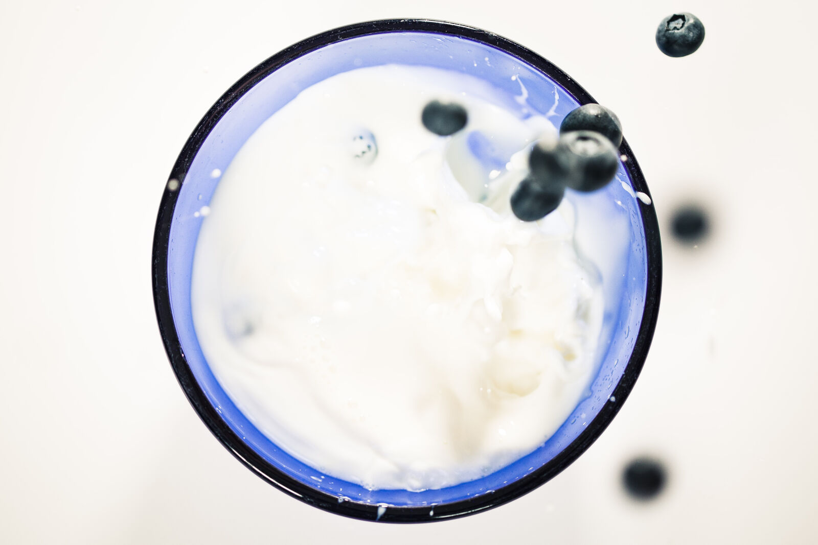 Canon EF 100mm F2.8 Macro USM sample photo. Food, blueberries, milk, fruit photography