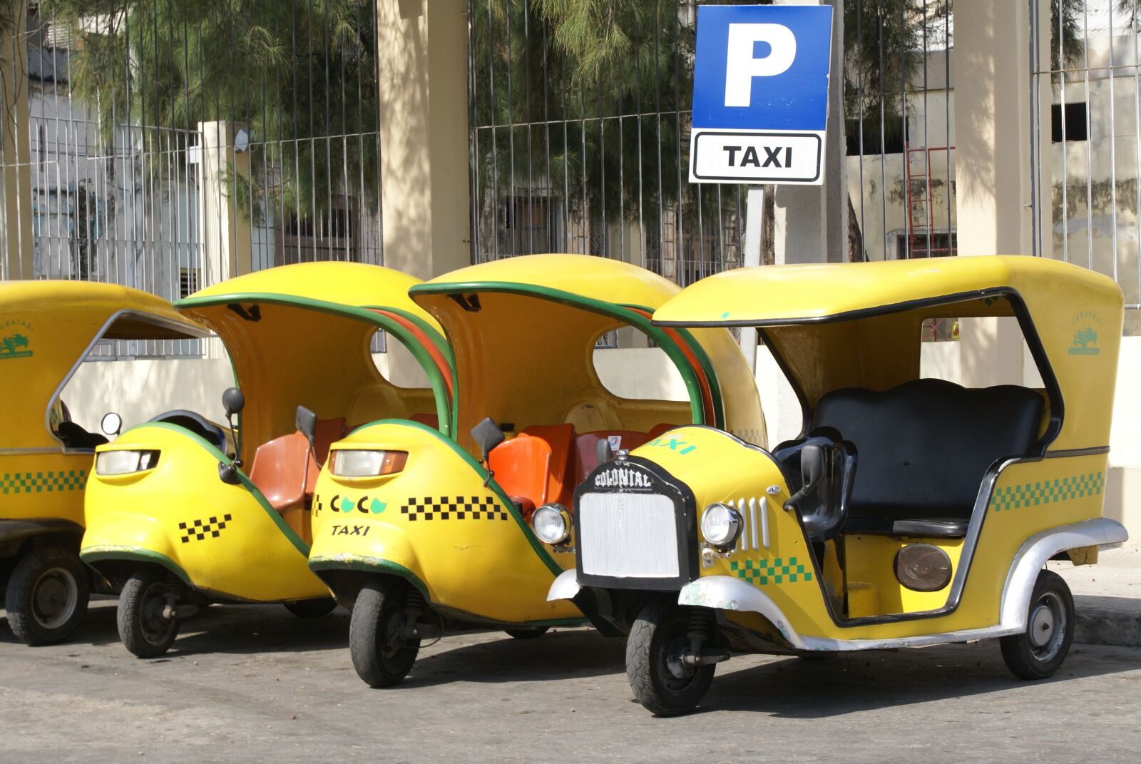 Sony Alpha DSLR-A100 sample photo. Cuba, havana, taxi photography