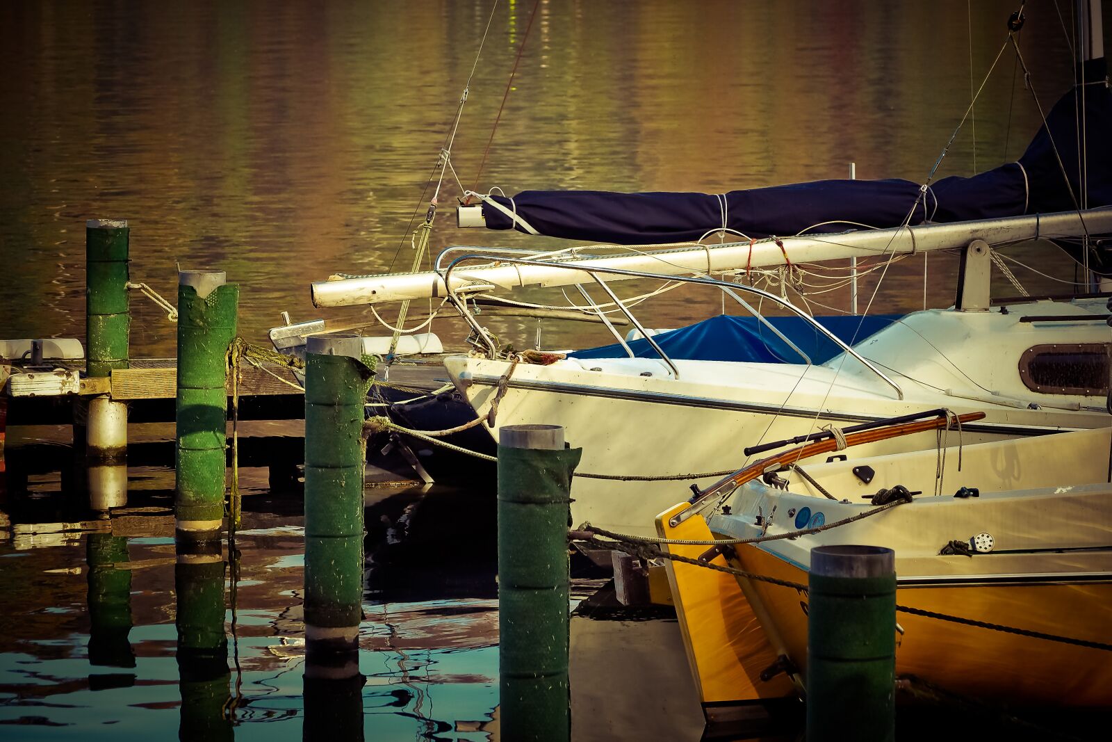 Olympus OM-D E-M10 sample photo. Lake, boats, water photography