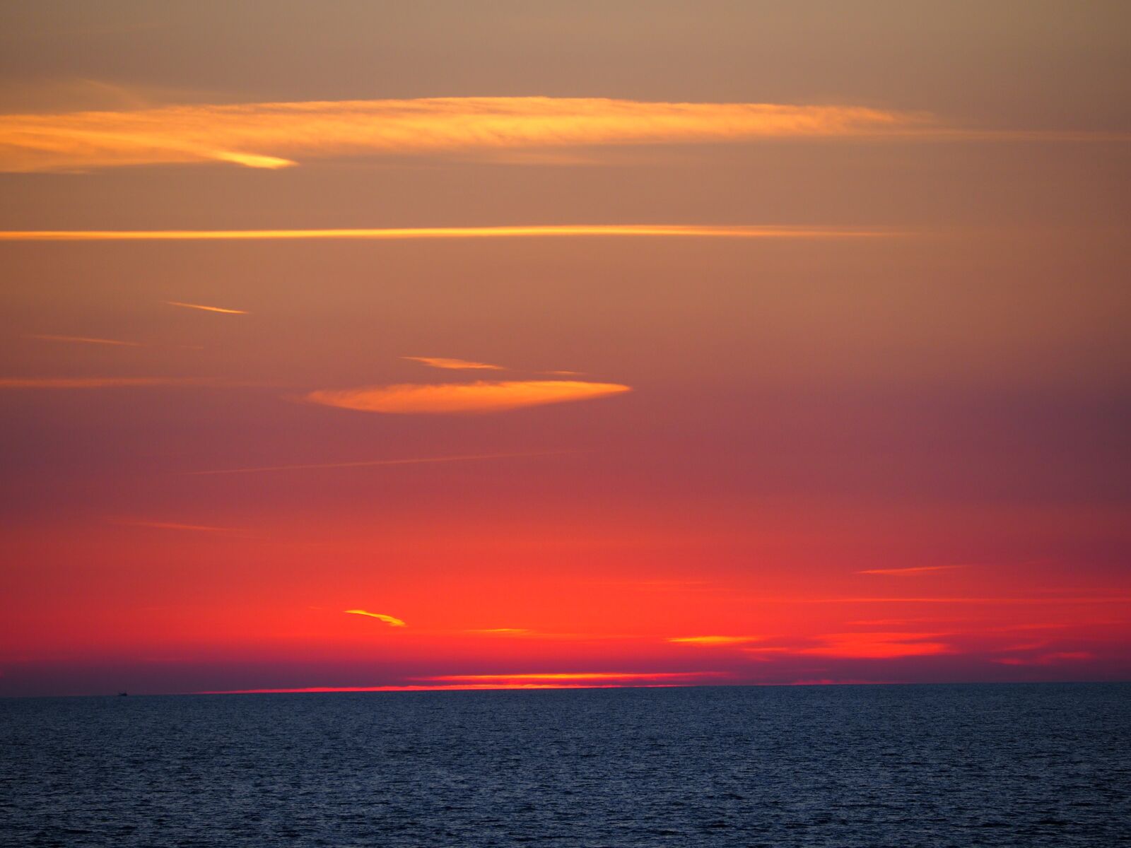 Olympus OM-D E-M10 II sample photo. Sunset, holidays, sea photography