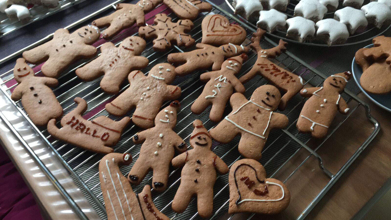 iPhone SE back camera 4.15mm f/2.2 sample photo. Gingerbread, advent christmas, bake photography