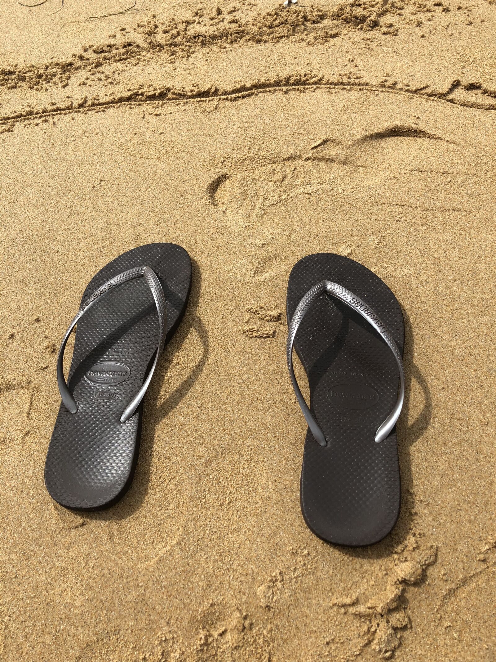 iPhone X back dual camera 4mm f/1.8 sample photo. Thongs, beach, flipflops photography