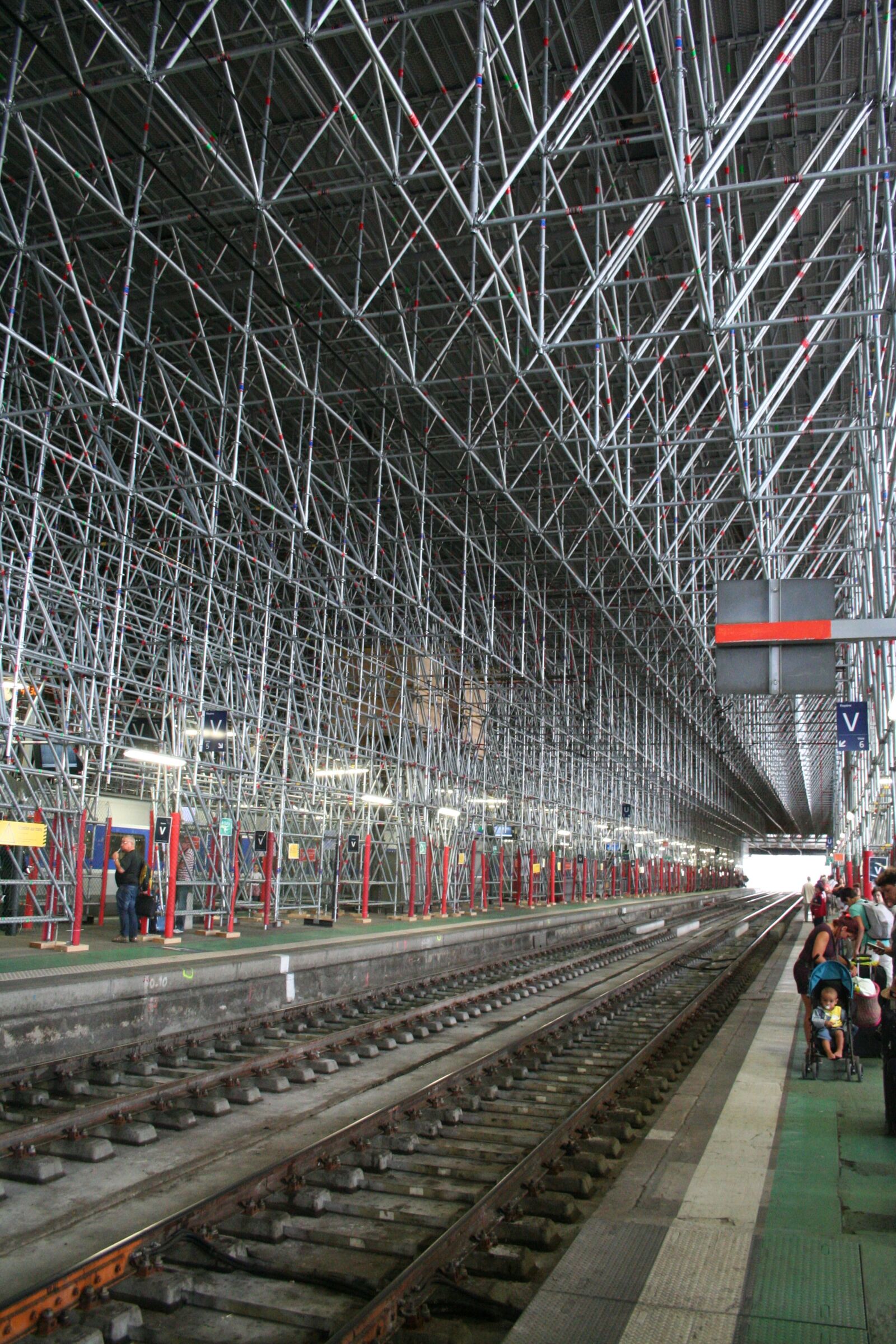 Canon EOS 350D (EOS Digital Rebel XT / EOS Kiss Digital N) sample photo. Station, train, scaffoldings photography