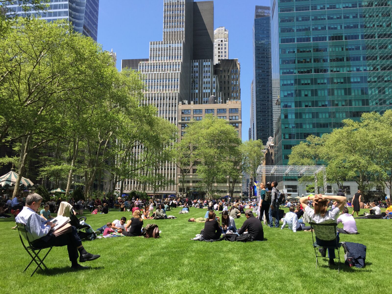 iPhone 6 Plus back camera 4.15mm f/2.2 sample photo. Manhattan, bryant park, lunch photography