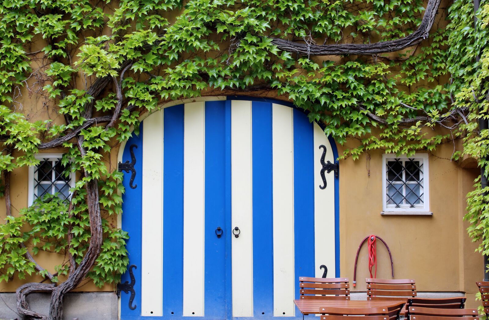 Canon EOS 1300D (EOS Rebel T6 / EOS Kiss X80) sample photo. Augsburg, fuggerei, door photography