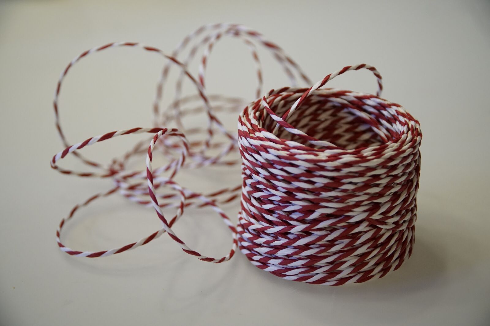 Sony a7R II + Sony E PZ 18-105mm F4 G OSS sample photo. White, red, cord photography