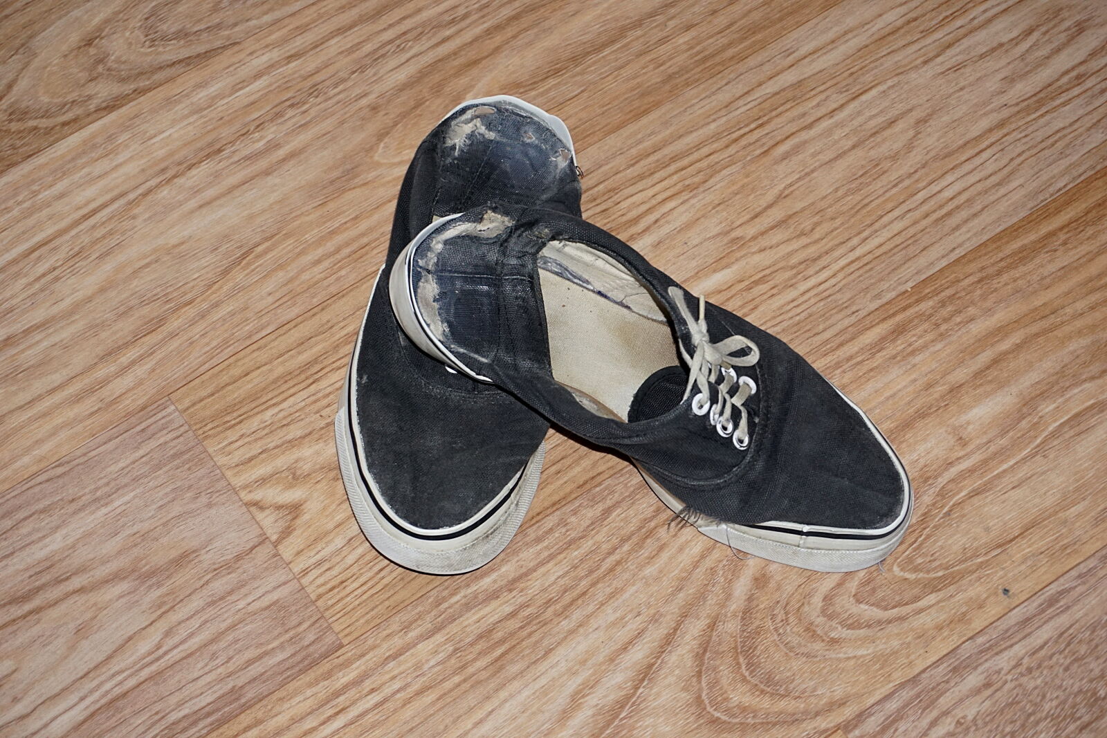 Sony a6000 sample photo. Baskets, chaussures, marche, pieds photography