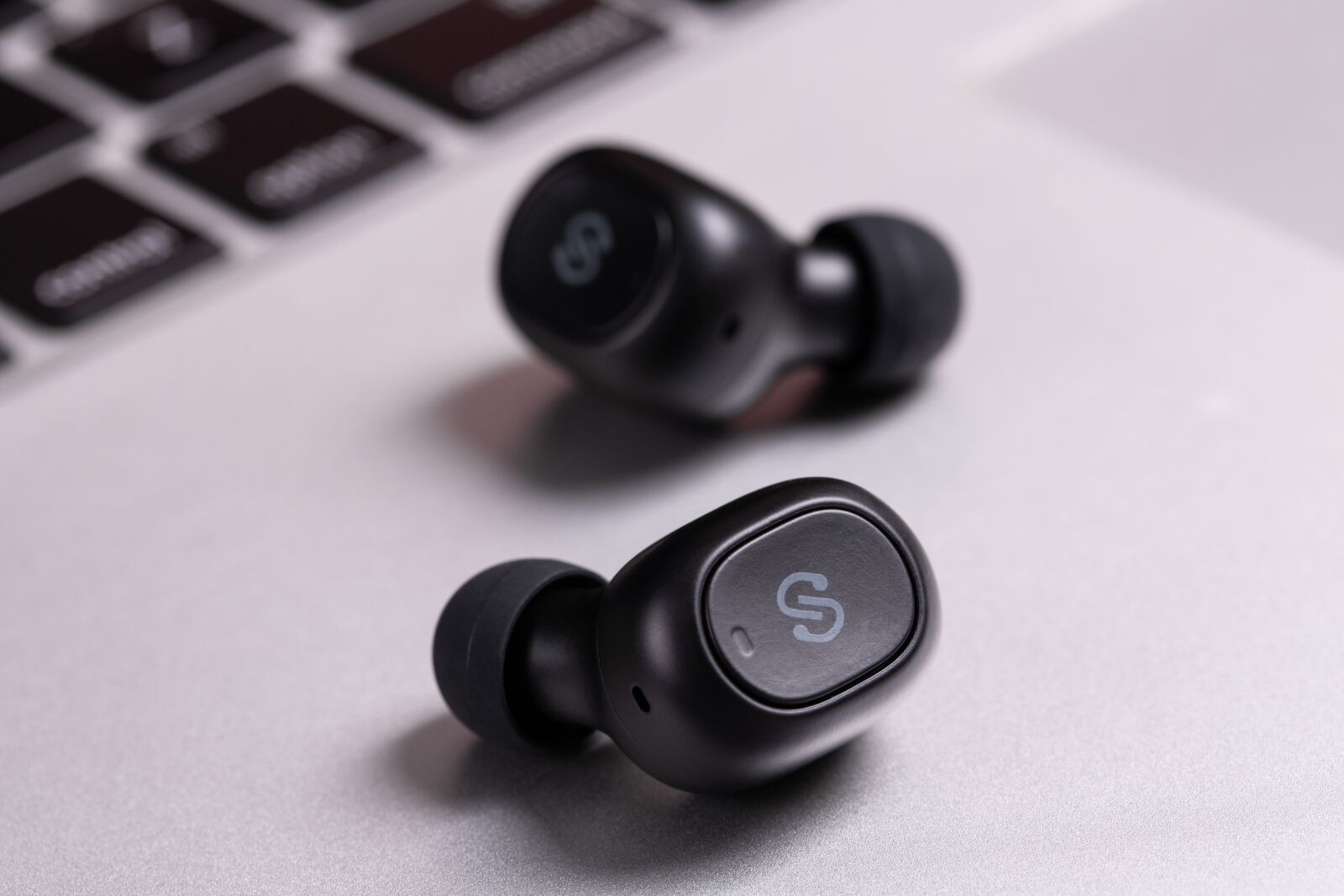Canon EF 100mm F2.8L Macro IS USM sample photo. Headphones, soundpeats, bluetooth photography