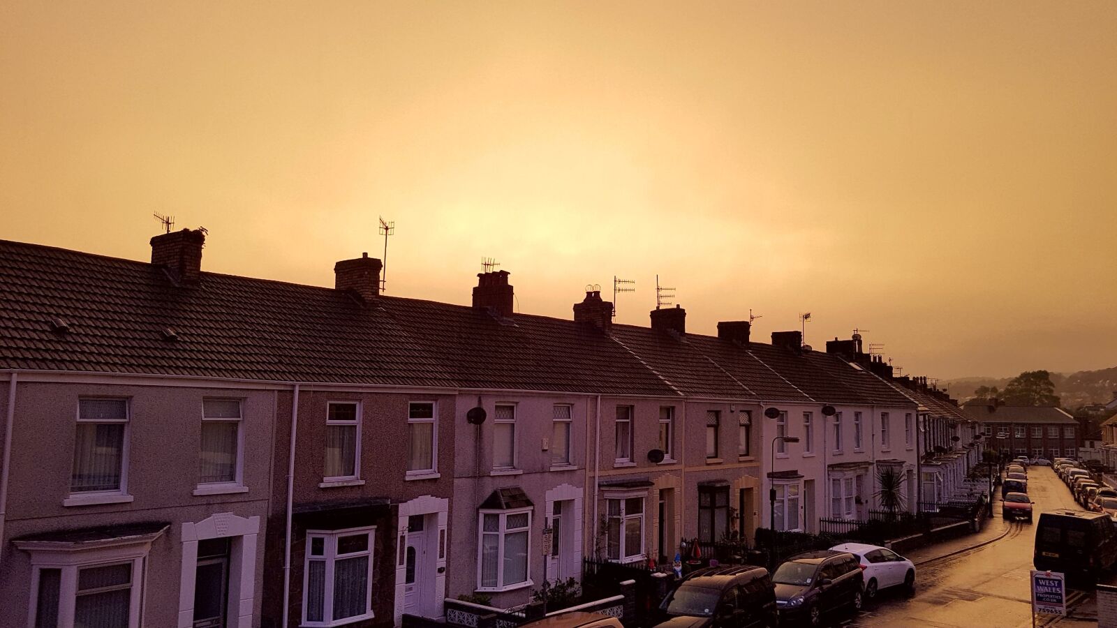 Samsung Galaxy S7 Edge sample photo. Terraced, houses, fog photography