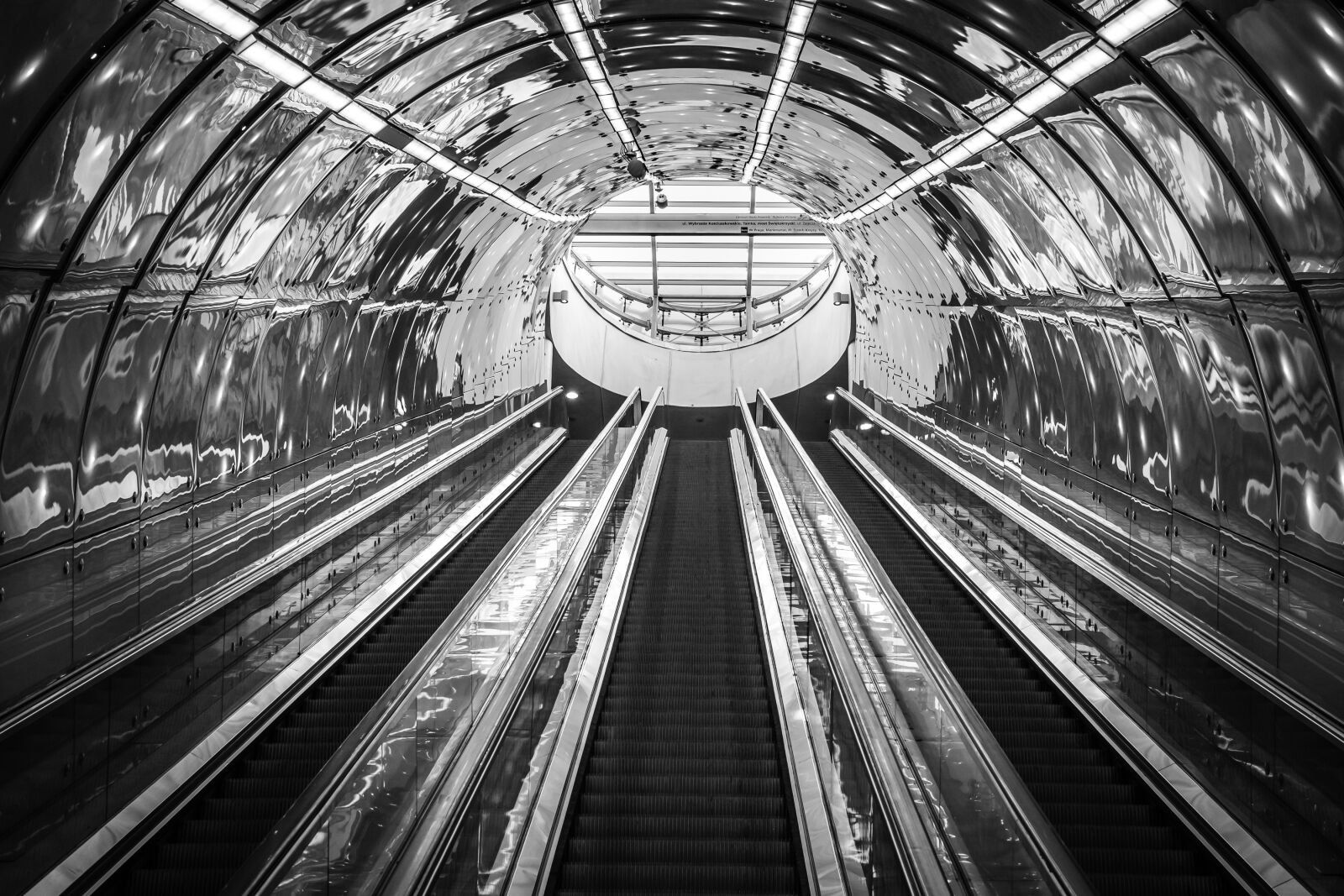 Fujifilm X-T1 + Fujifilm XF 35mm F1.4 R sample photo. Escalator, metro, station photography