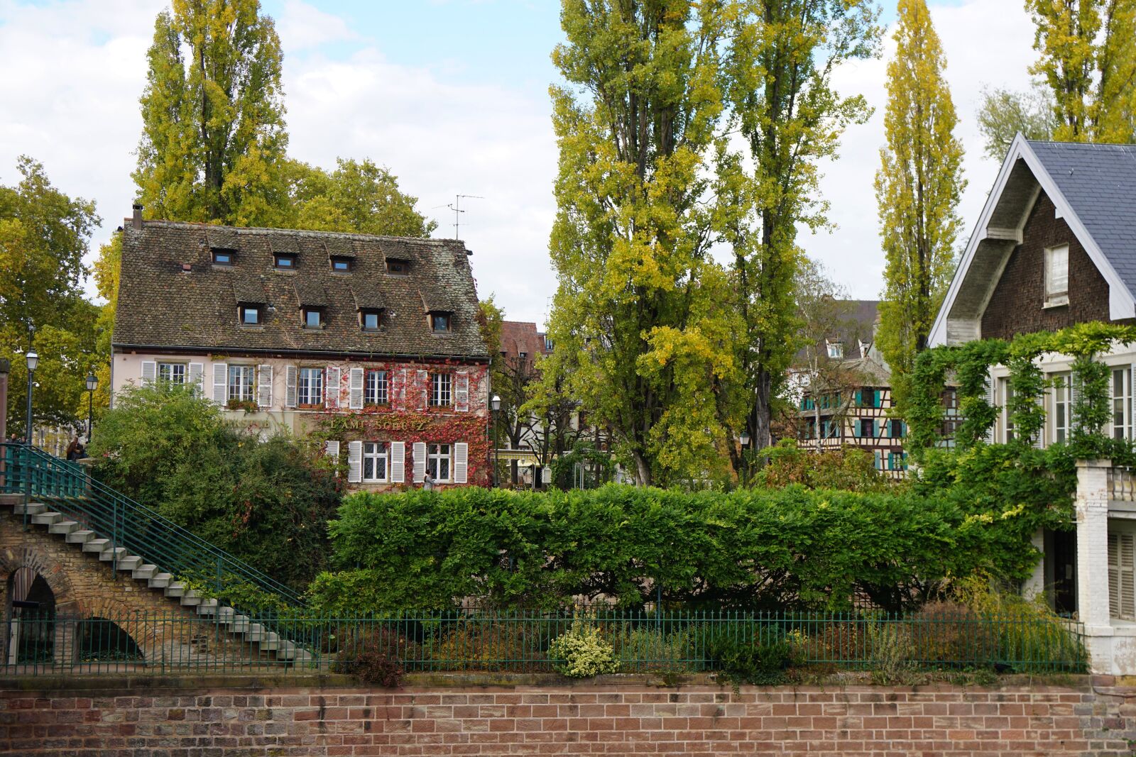 Sony a6000 + Sony Vario-Tessar T* E 16-70mm F4 ZA OSS sample photo. Amsterdam, green, house photography