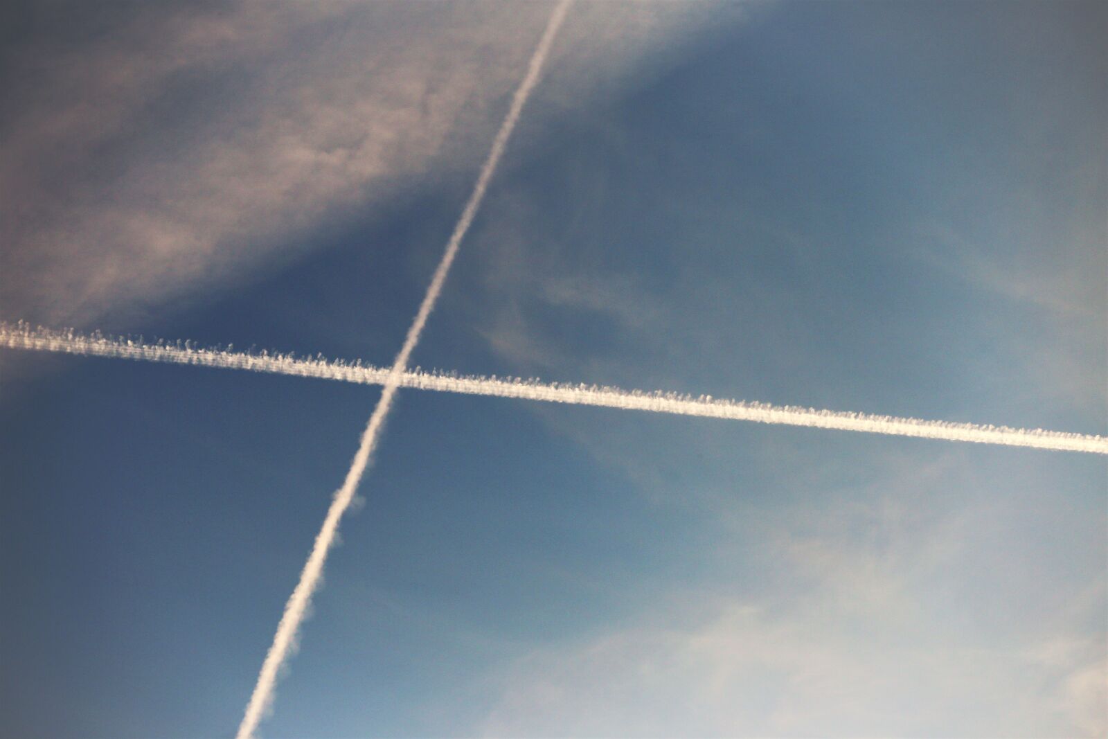 Canon EOS 6D + Canon EF 70-300 F4-5.6 IS II USM sample photo. Airplanes condensation tracks, cross photography