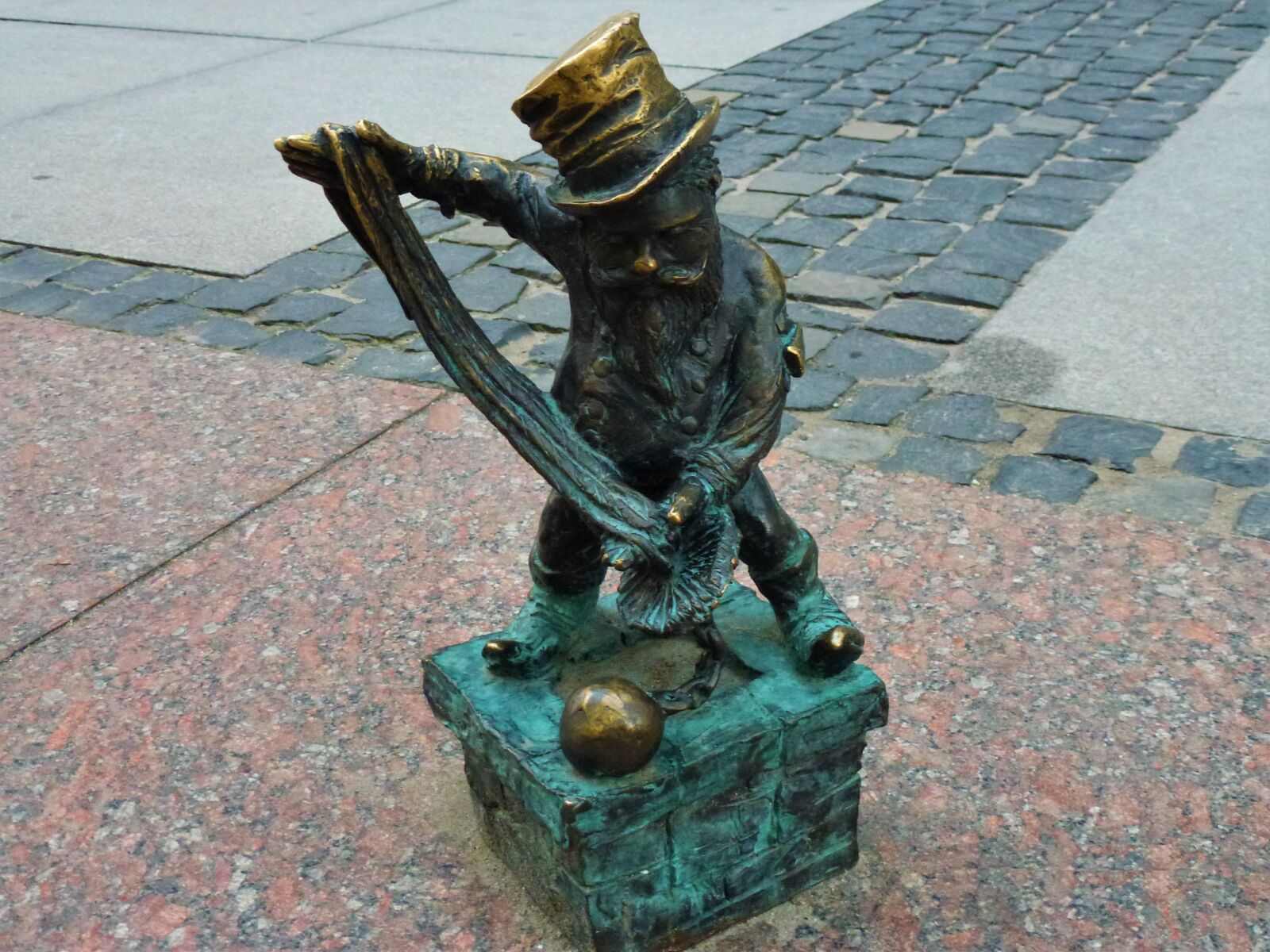 Panasonic Lumix DMC-ZS10 (Lumix DMC-TZ20 / Lumix DMC-TZ22) sample photo. Gnome, wroclaw, poland photography