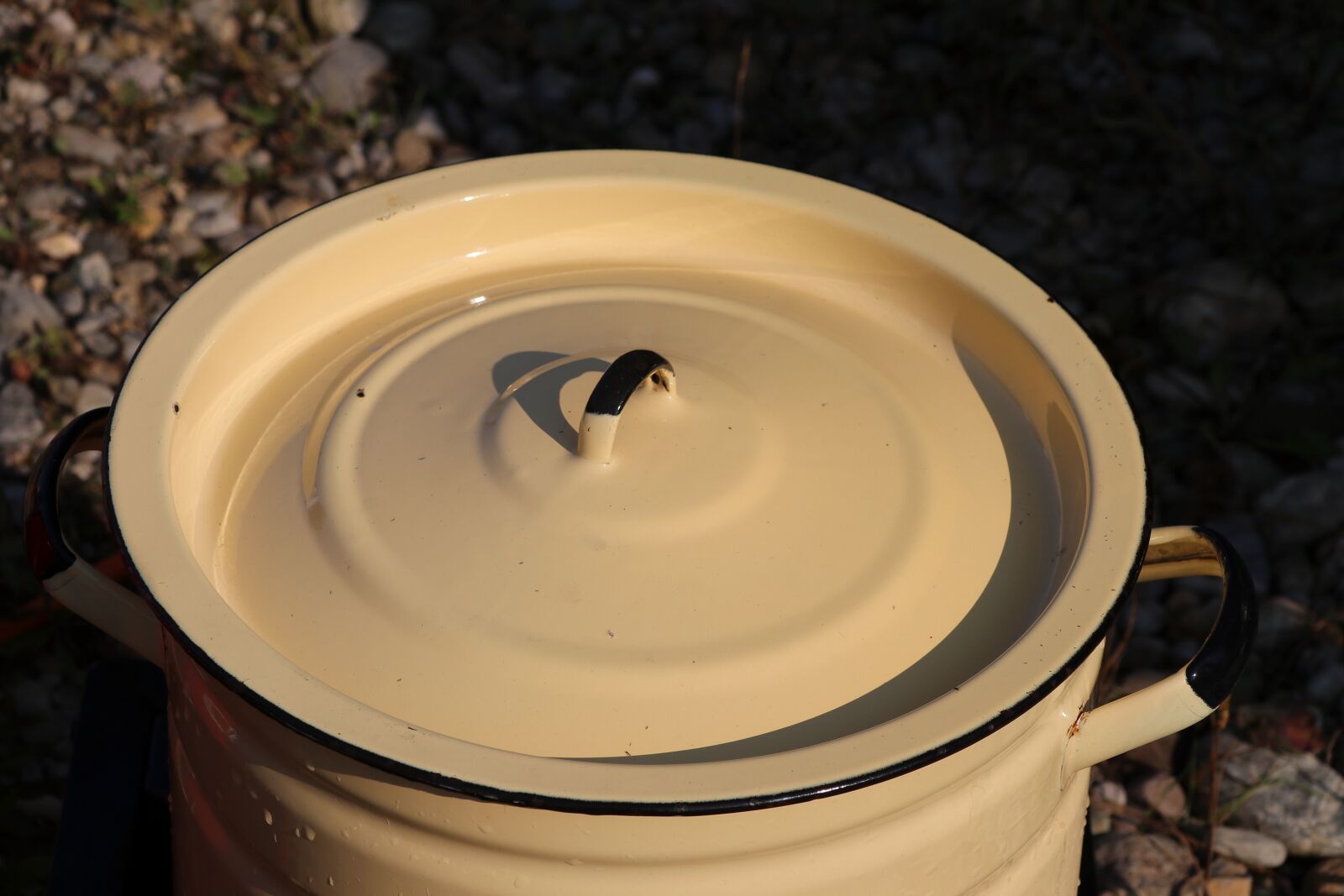 Canon EOS 80D sample photo. Pot, cook, old photography