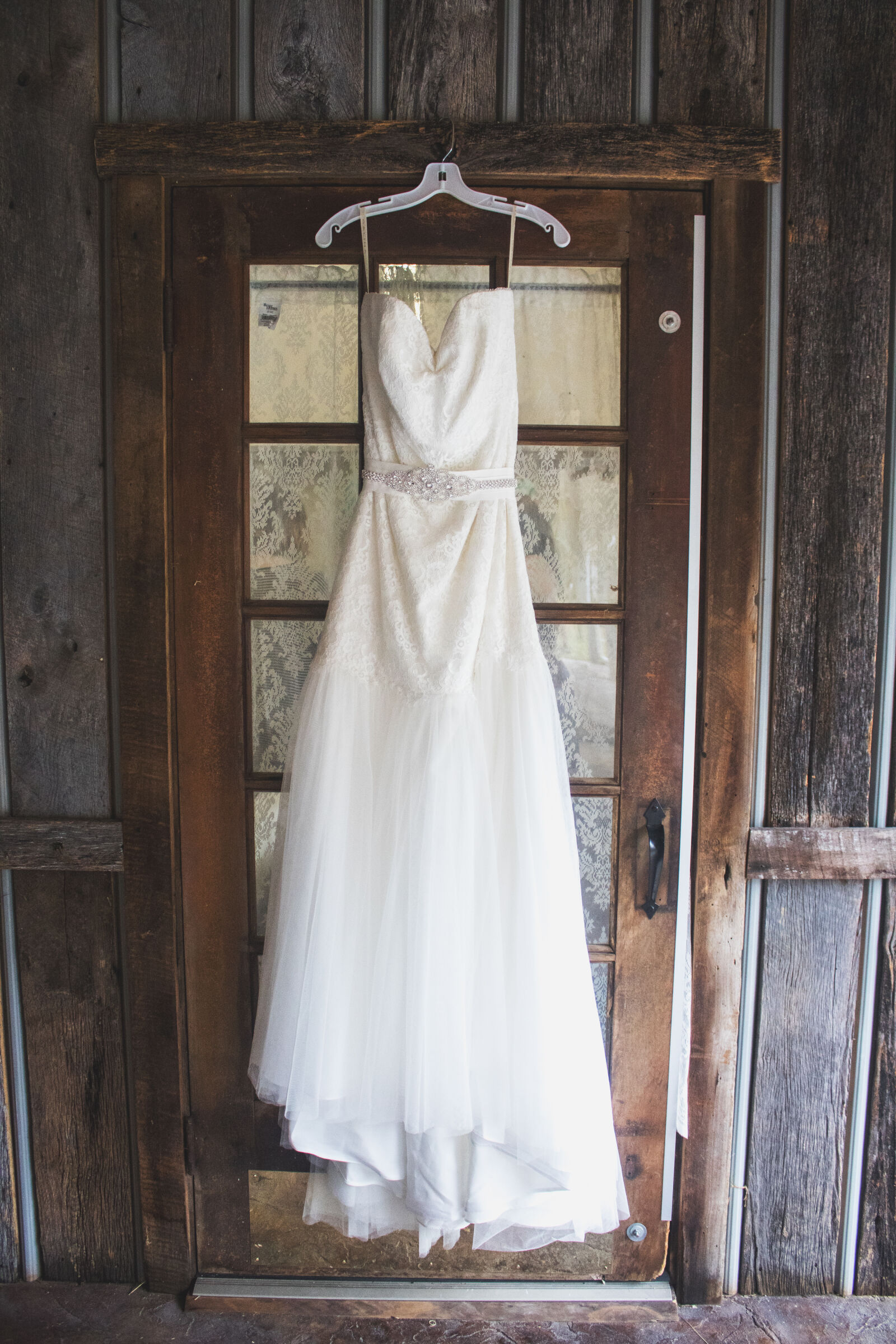 Canon EOS 750D (EOS Rebel T6i / EOS Kiss X8i) sample photo. Dress, lace, rustic, wedding photography