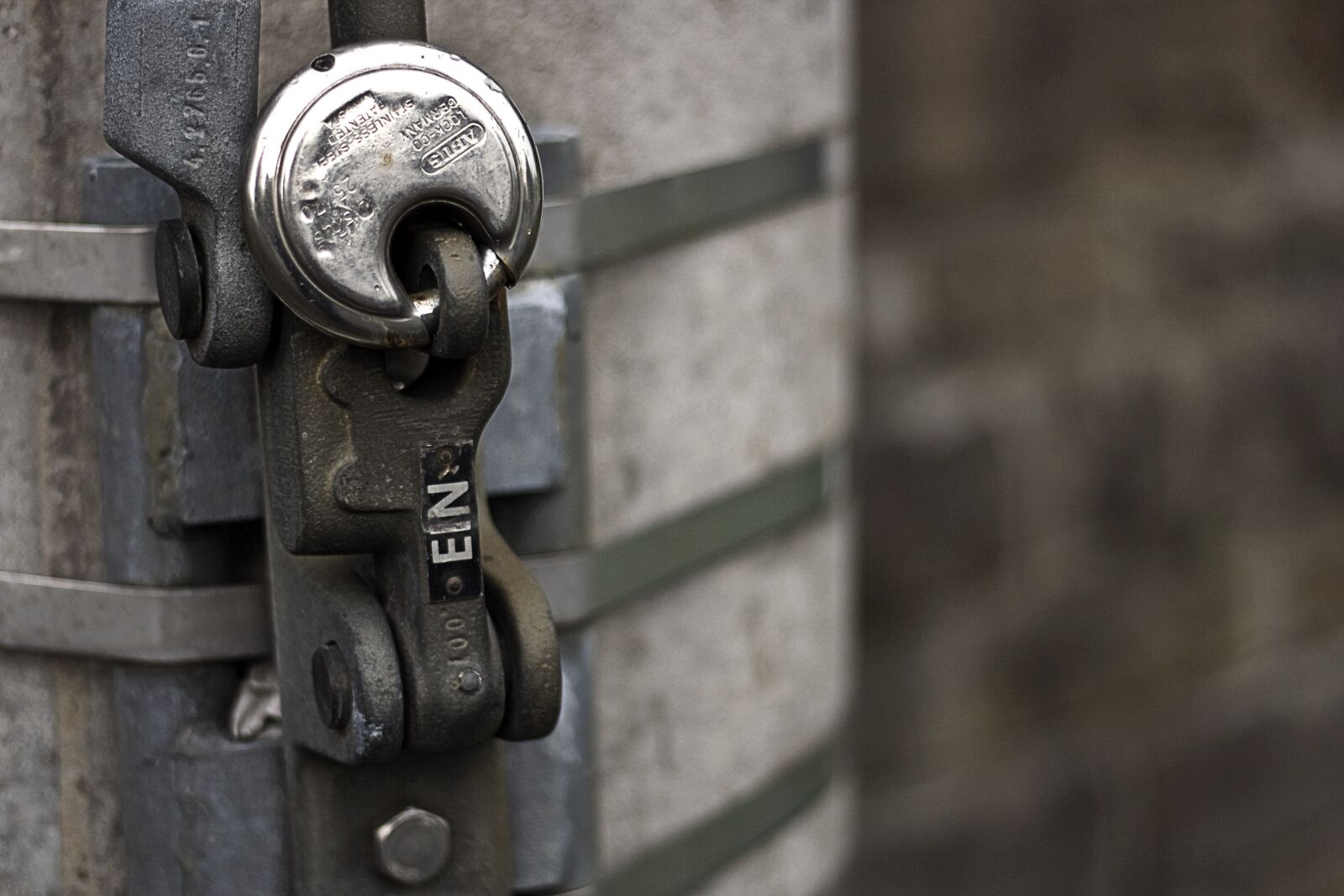 Canon EOS 1000D (EOS Digital Rebel XS / EOS Kiss F) sample photo. Caption, close up, shield photography