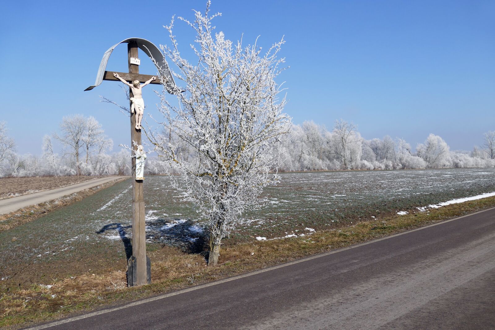 Panasonic Lumix DMC-FZ1000 sample photo. Wayside cross, ripe, road photography