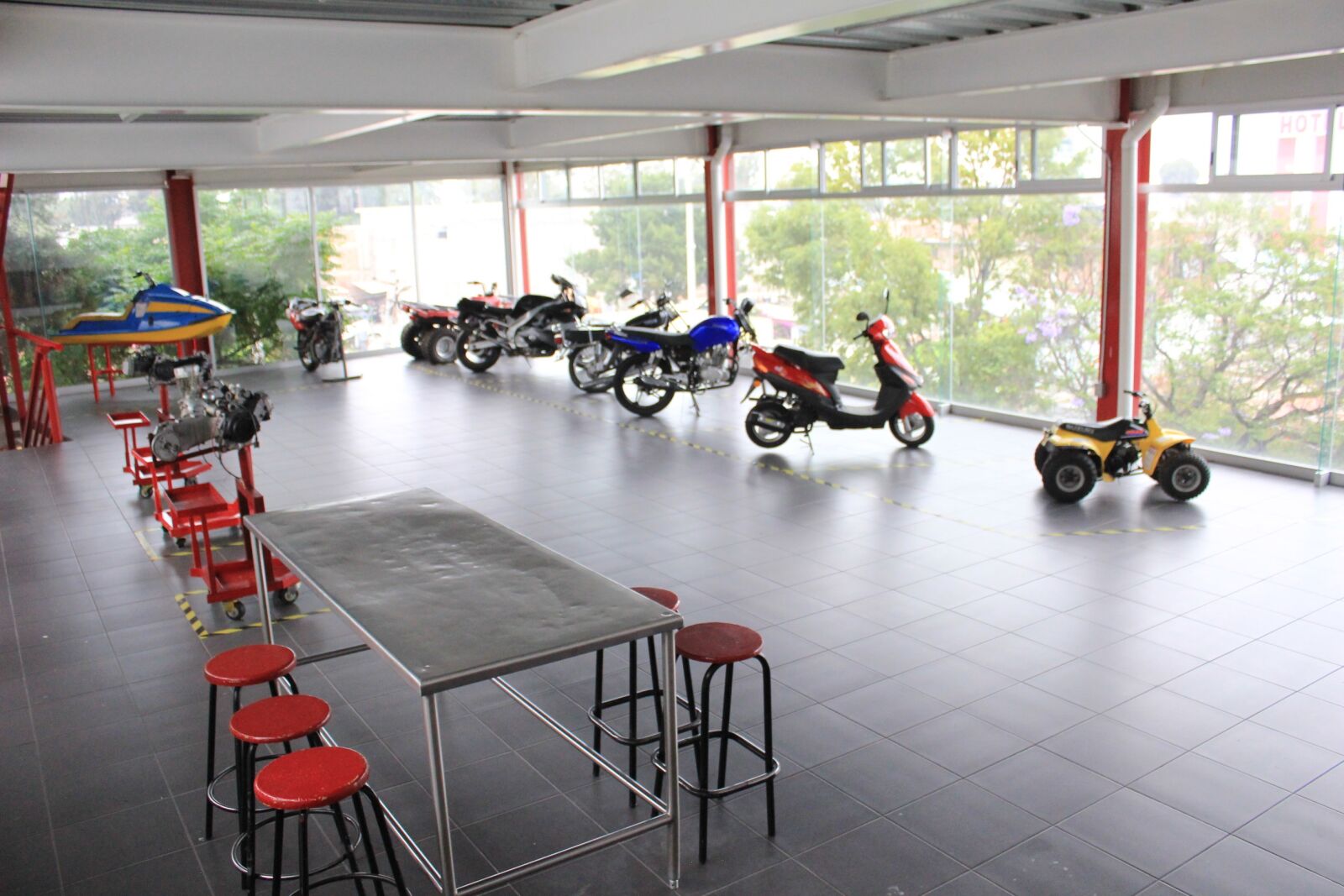 Canon EOS 550D (EOS Rebel T2i / EOS Kiss X4) sample photo. Motorcycle, facilities, school photography