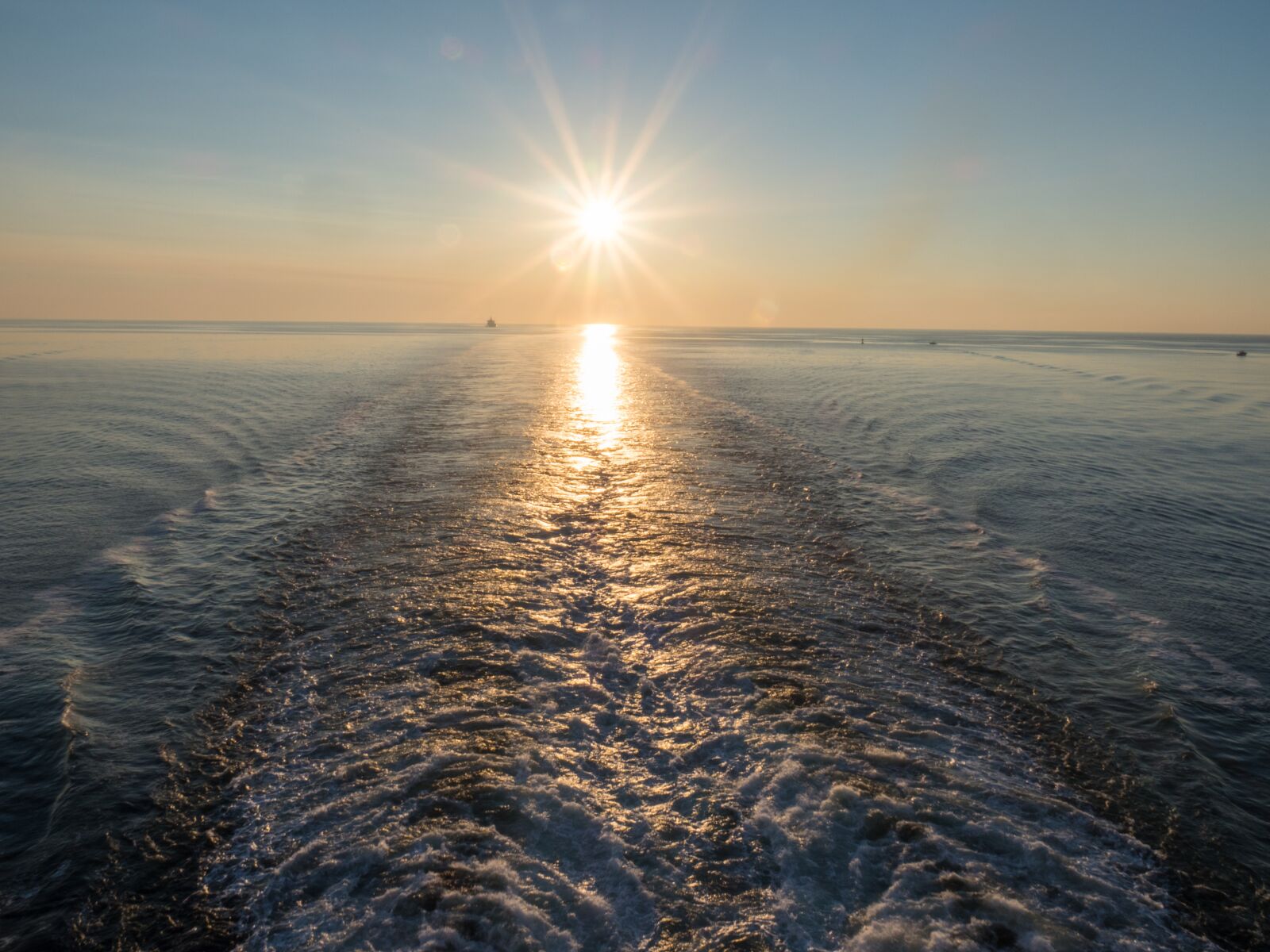 Olympus OM-D E-M1 Mark II sample photo. Ocean, sunset, wake photography