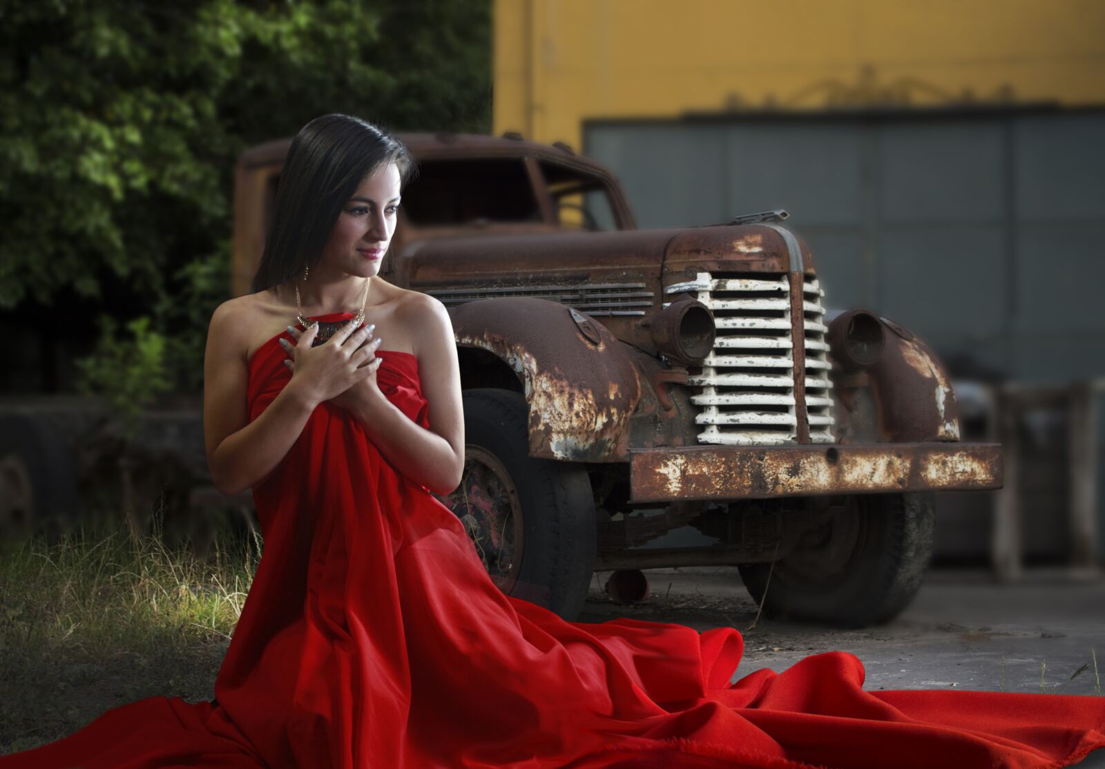 Canon EOS 700D (EOS Rebel T5i / EOS Kiss X7i) sample photo. Woman and car, red photography