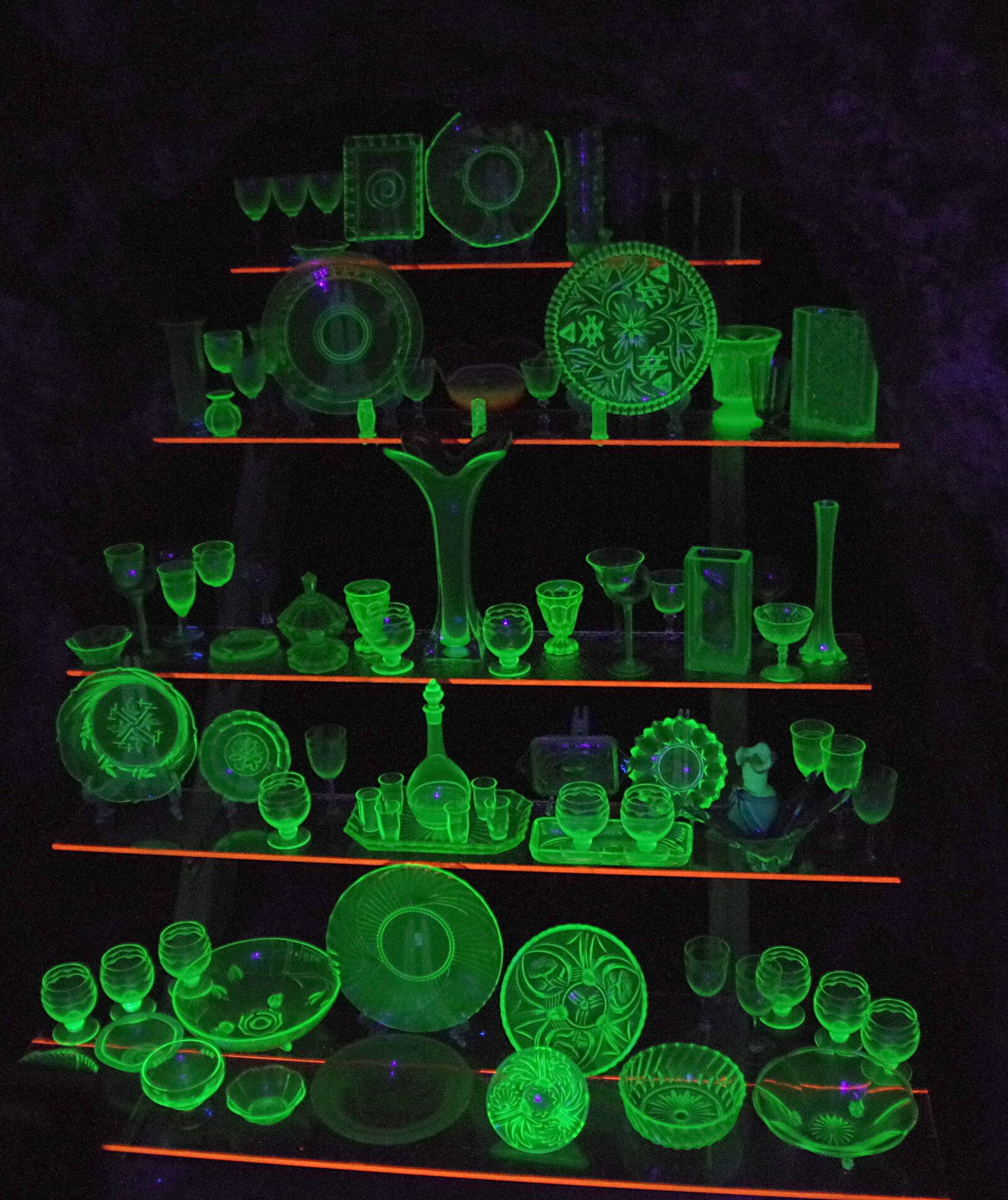 Pentax K-S2 sample photo. Glass gallery, glow, green photography