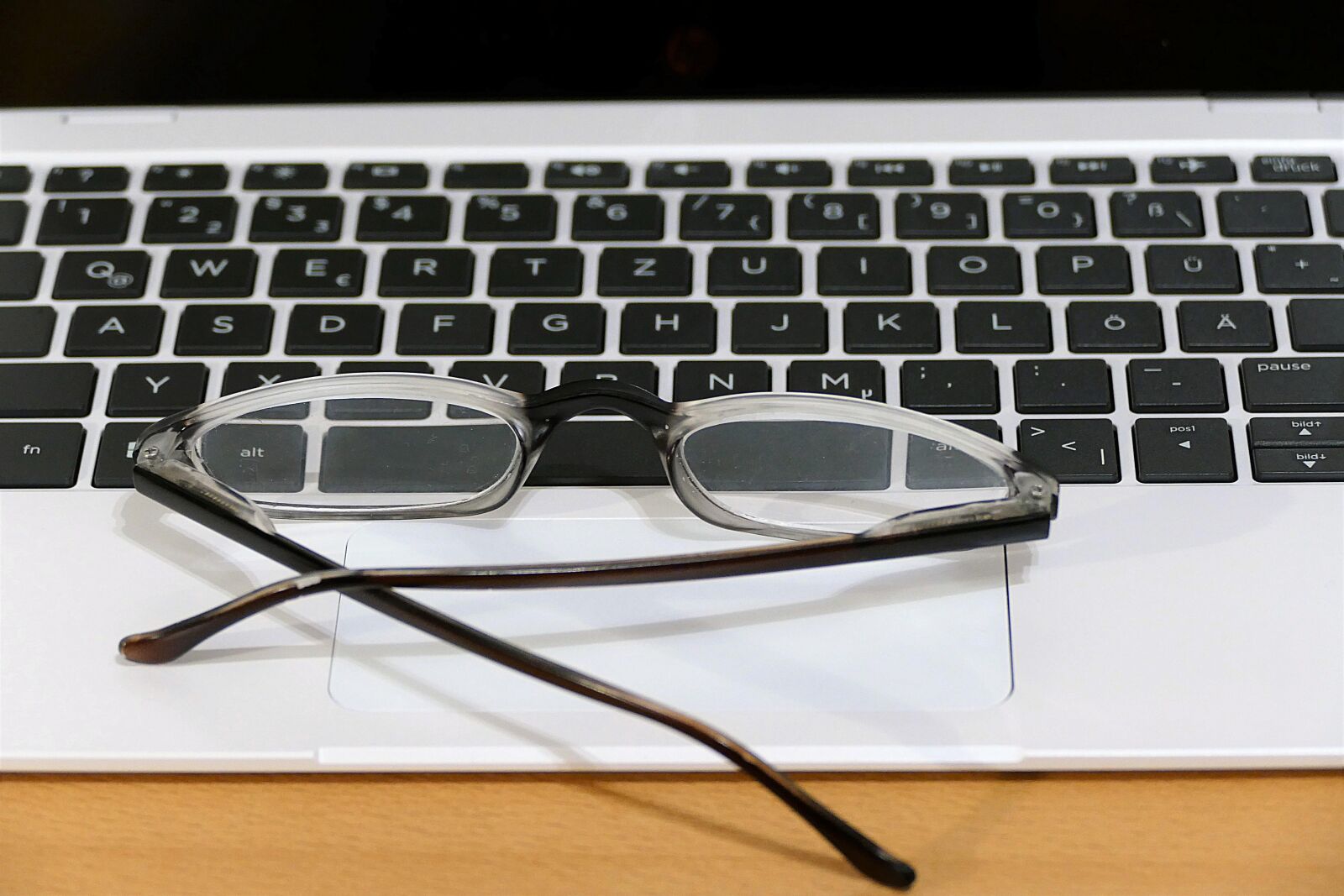 Panasonic Lumix DMC-FZ1000 sample photo. Keyboard, glasses, workplace photography