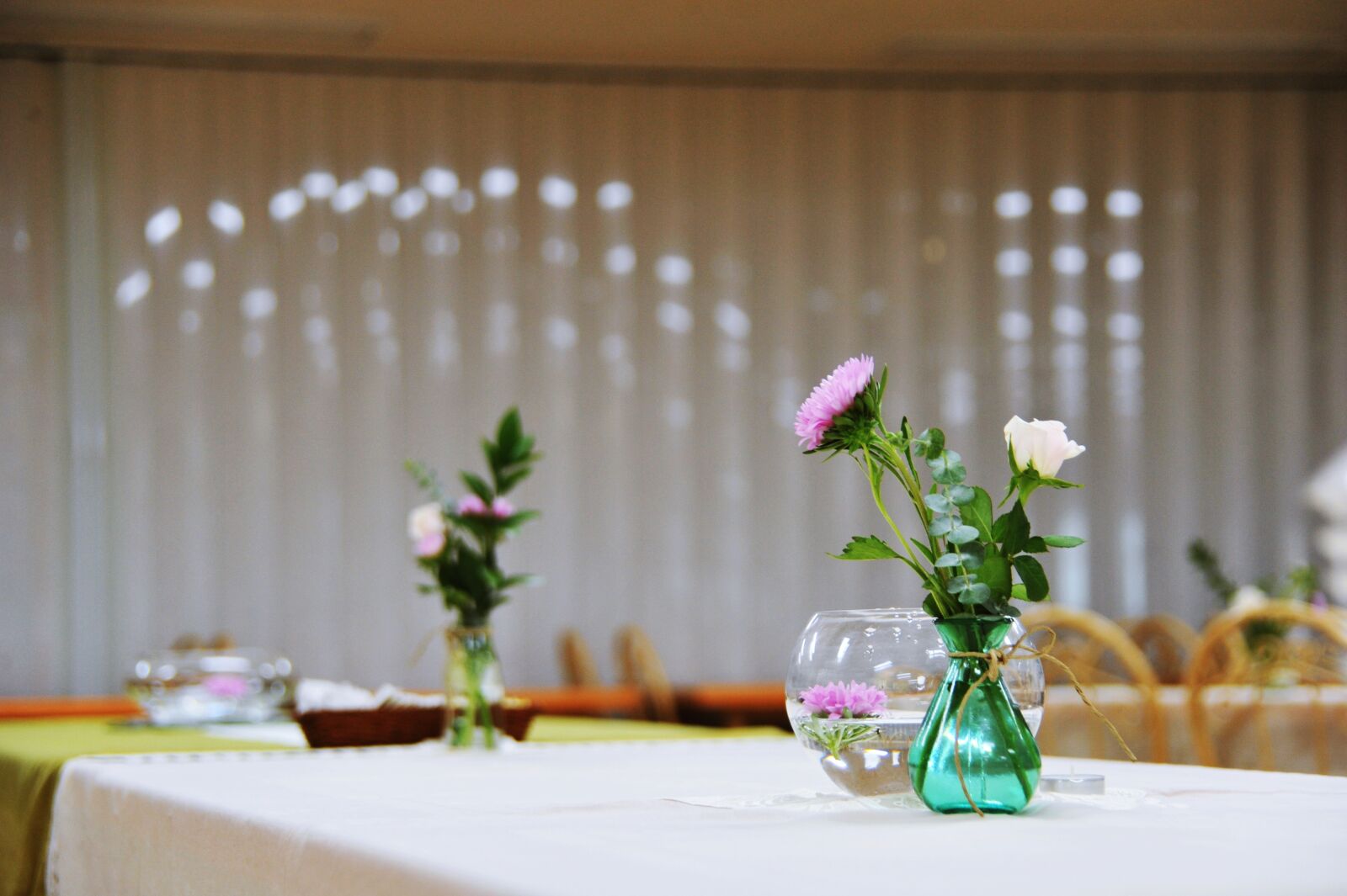Nikon D700 sample photo. Vase, flowers, dining table photography
