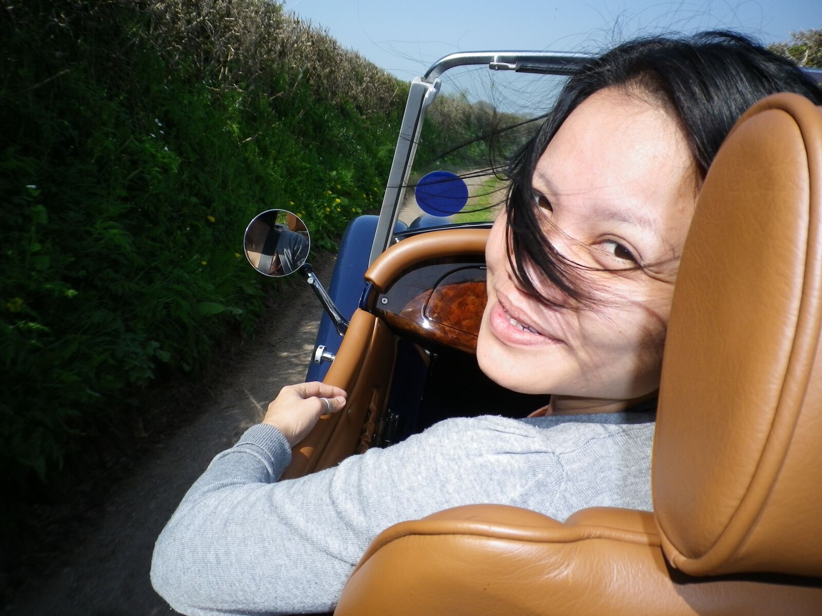 Pentax Optio H90 sample photo. Car, classic, hair, lady photography