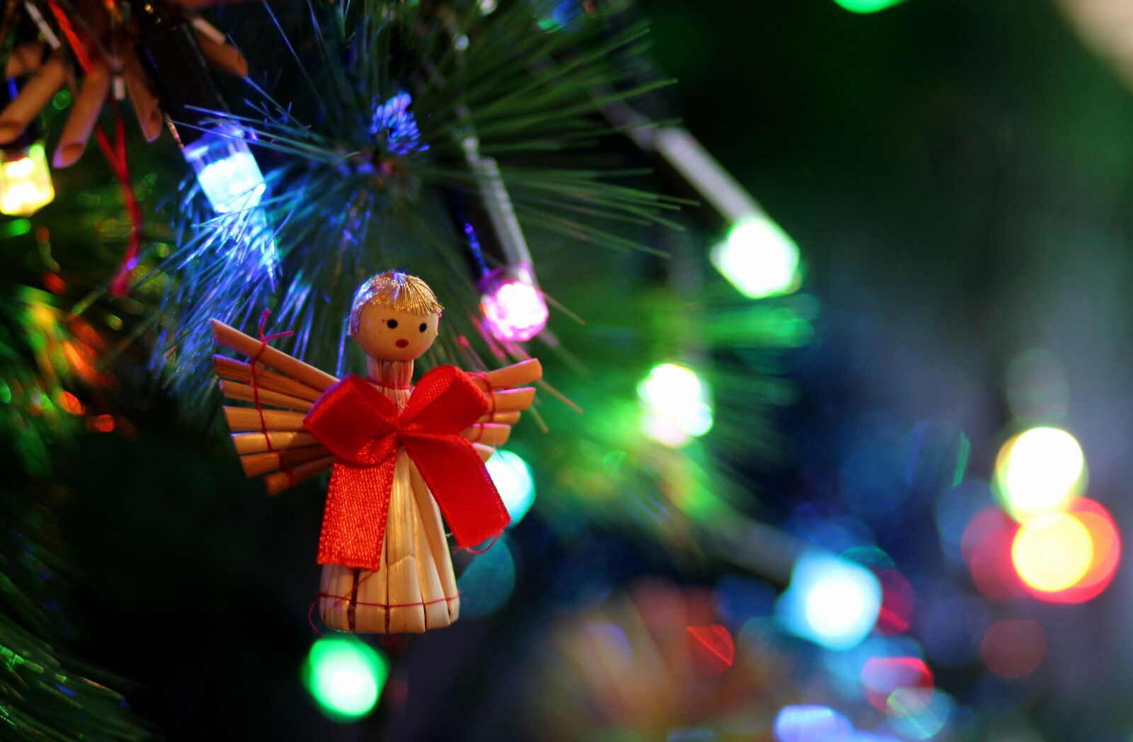 Canon EOS 700D (EOS Rebel T5i / EOS Kiss X7i) + Canon EF 85mm F1.8 USM sample photo. Angel, decoration, winter photography