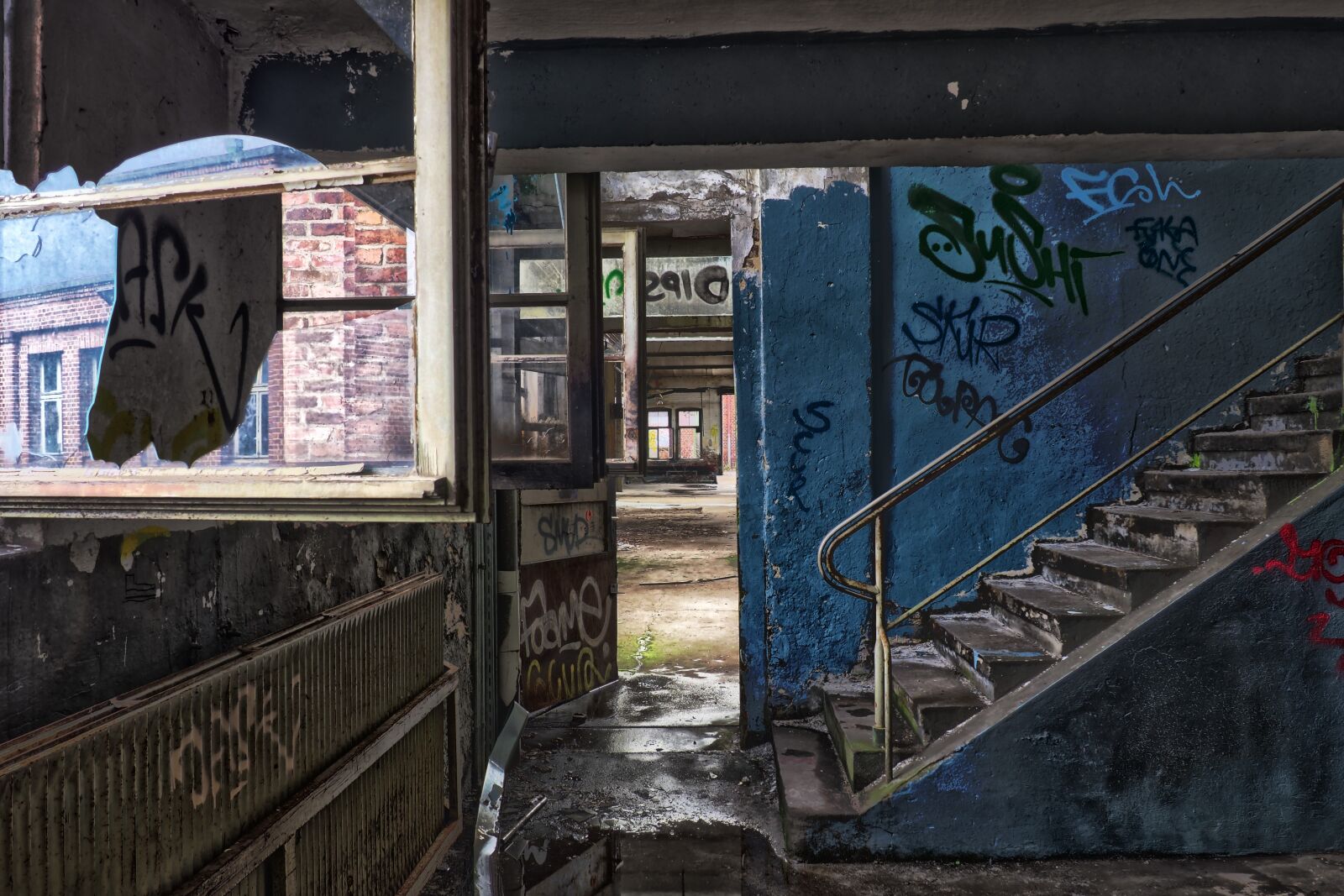 Olympus OM-D E-M10 sample photo. Abandoned, architecture, old photography