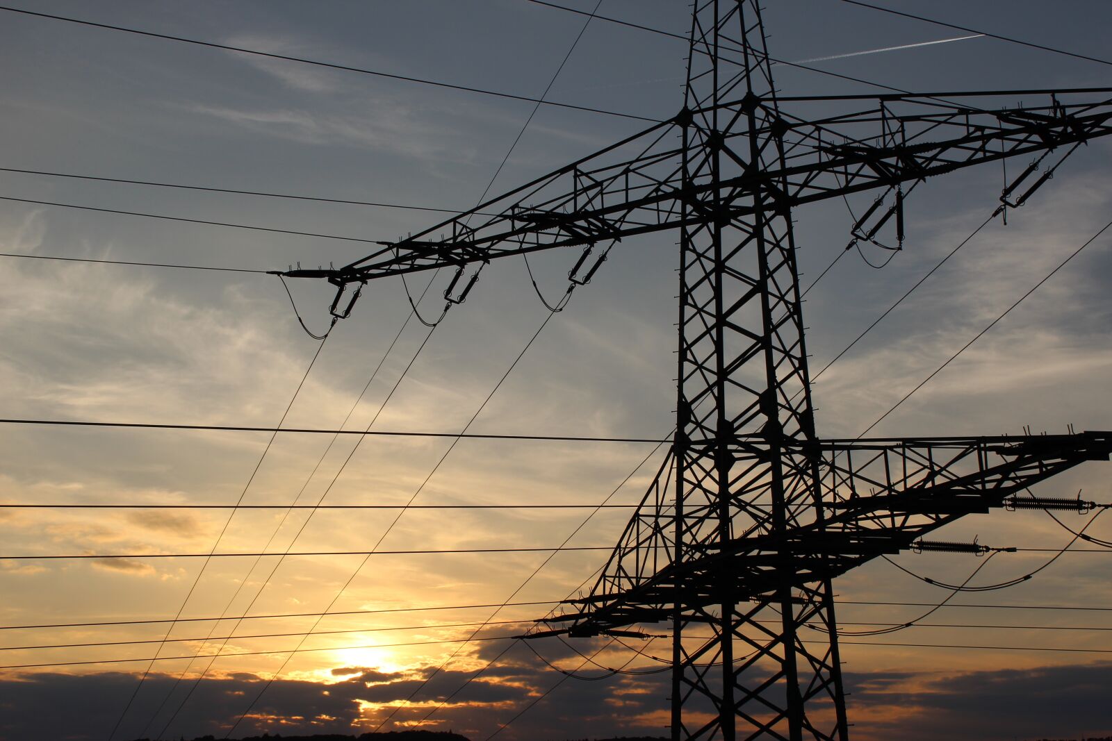 Canon EOS 1200D (EOS Rebel T5 / EOS Kiss X70 / EOS Hi) sample photo. Evening sky, pylon, abendstimmung photography