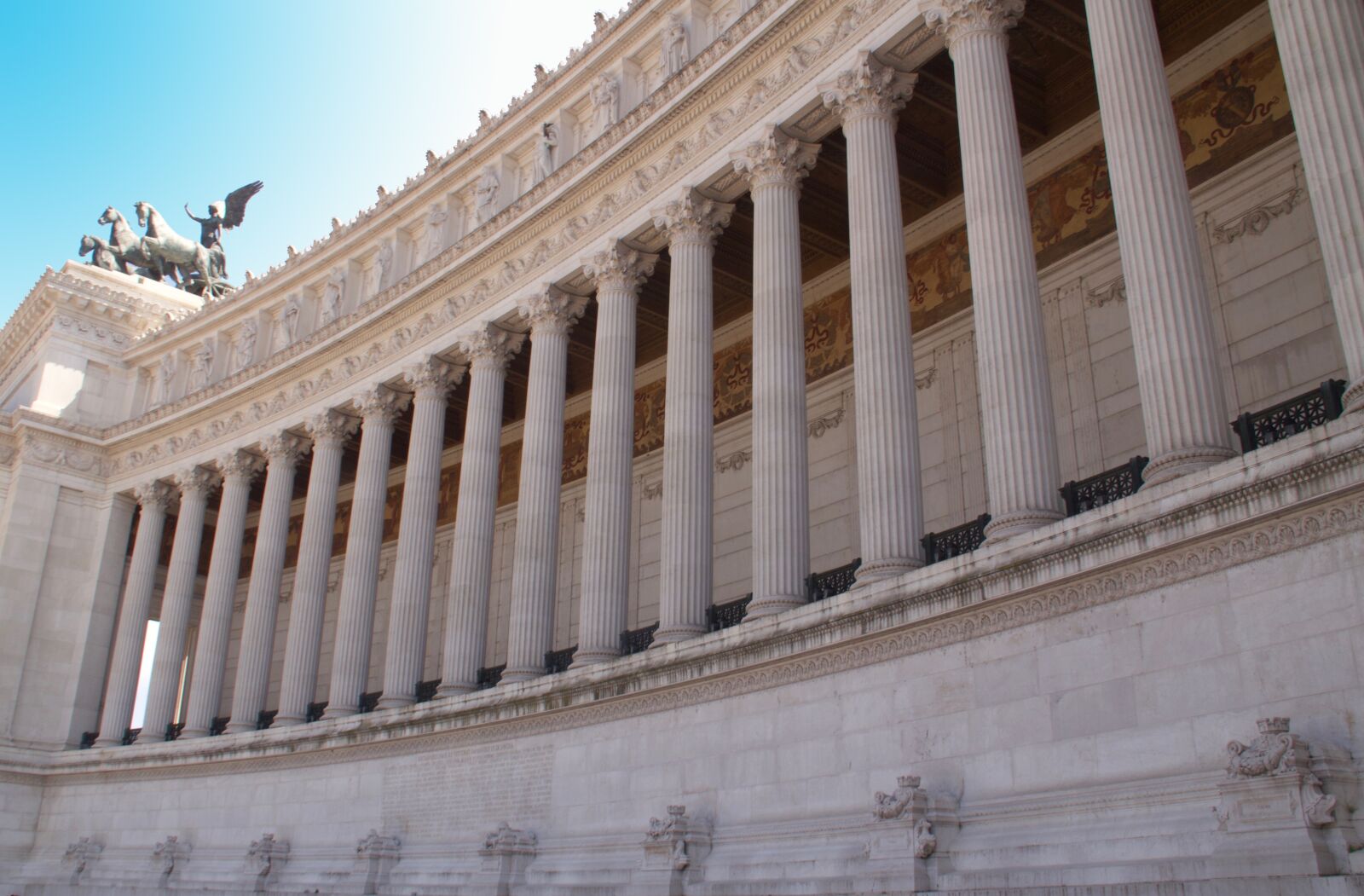 Canon EF-S 18-200mm F3.5-5.6 IS sample photo. Architecture, column, building photography