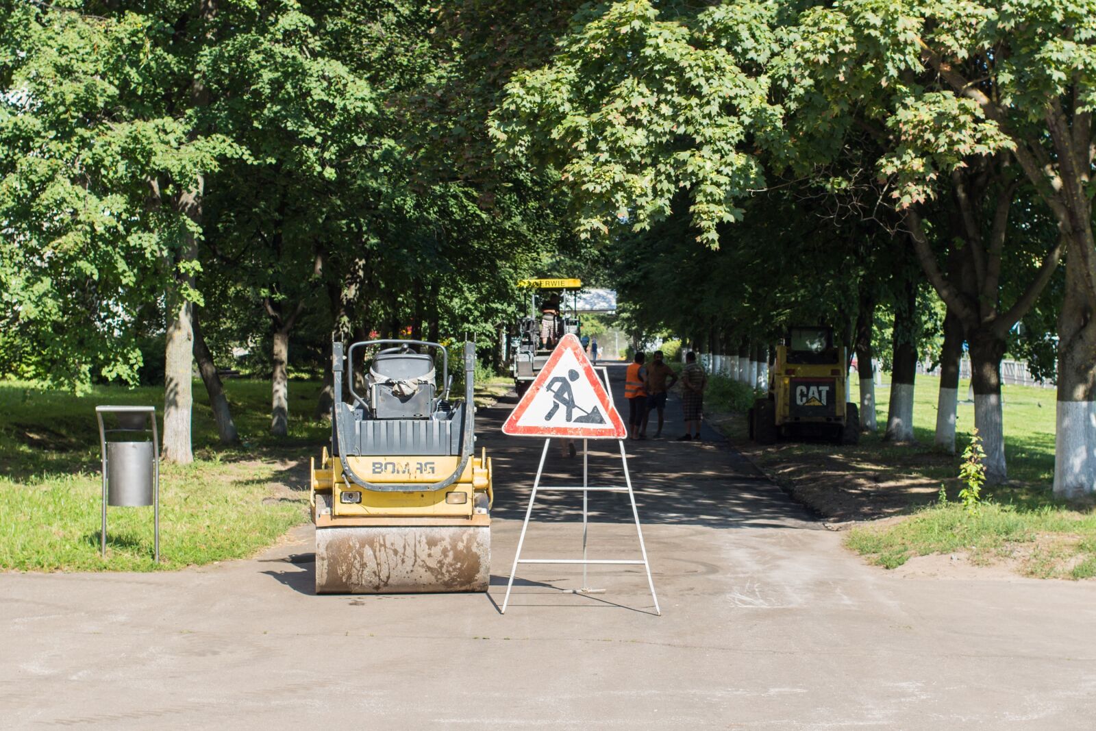 Canon EF 40mm F2.8 STM sample photo. Repair, pavement, work photography