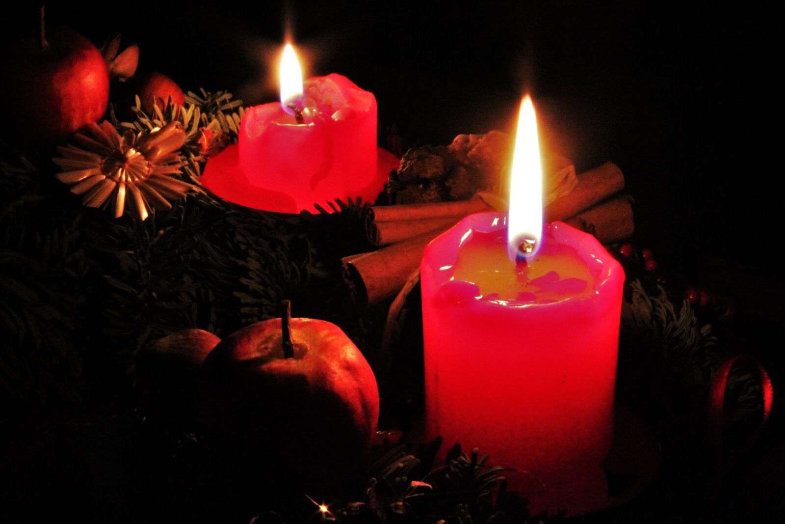 Canon EOS 550D (EOS Rebel T2i / EOS Kiss X4) sample photo. Second advent, red candles photography