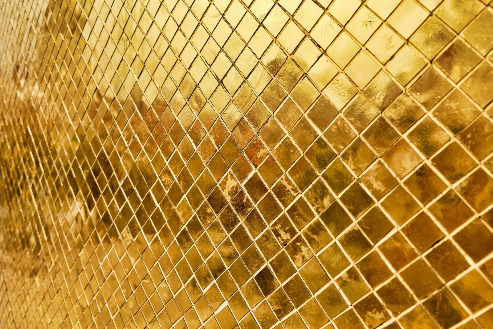 Panasonic Lumix DMC-FZ1000 sample photo. Gold, wall, background photography