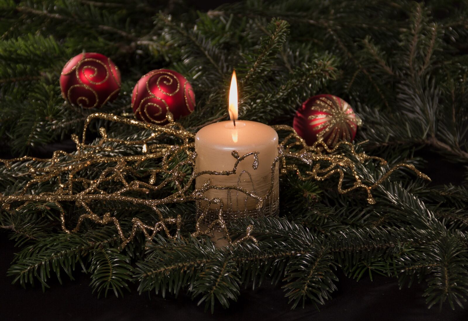 Canon EOS 550D (EOS Rebel T2i / EOS Kiss X4) sample photo. Christmas, candle, candlelight photography