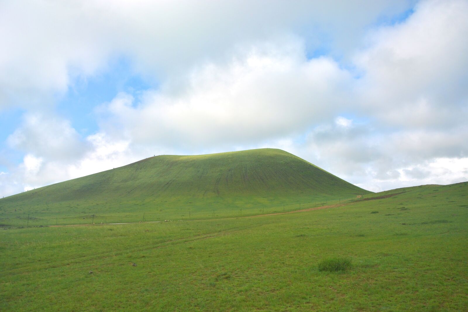 Nikon D5200 sample photo. Prairie, mountain, clouds photography