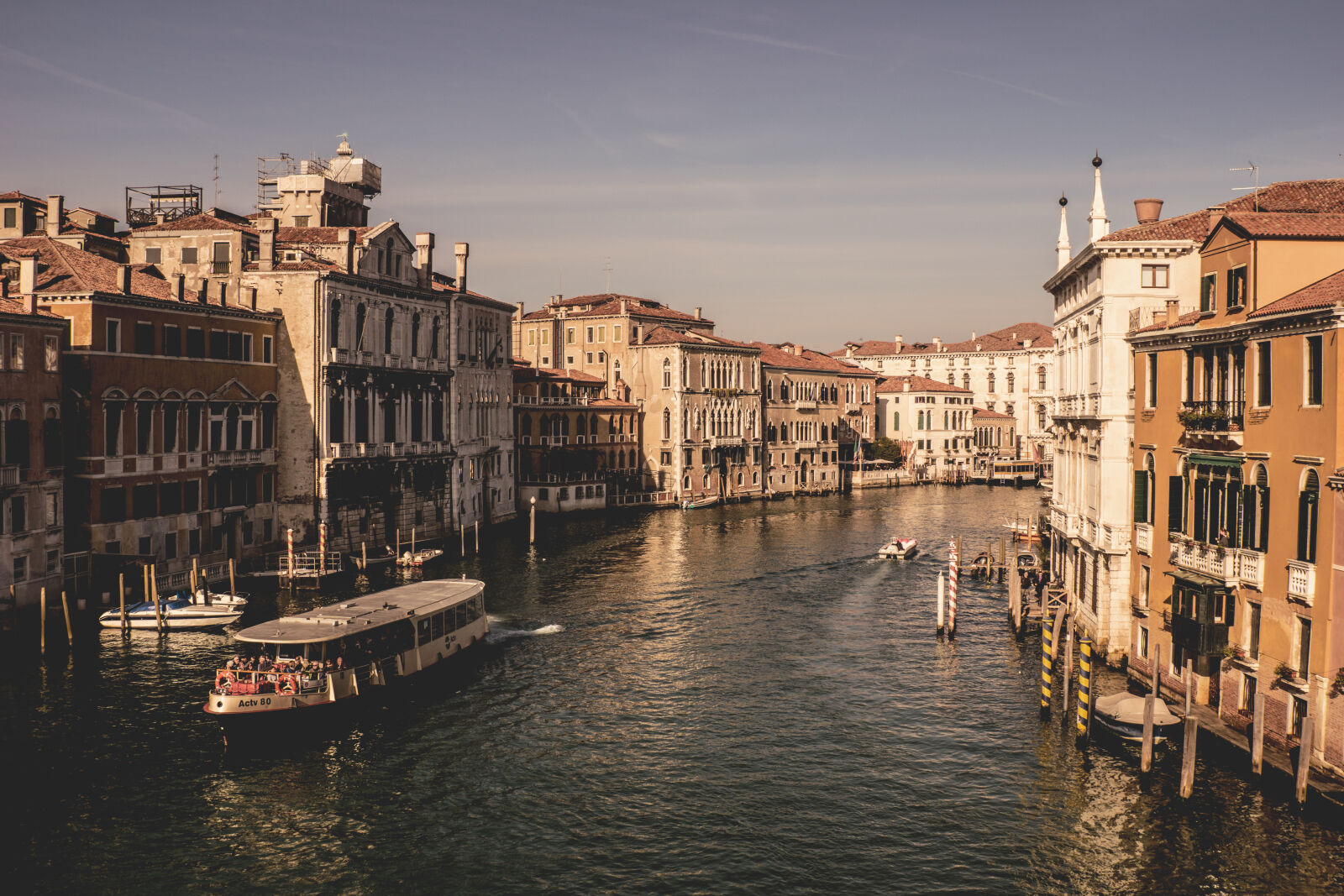 24-70mm F2.8-2.8 SSM sample photo. Architecture, boats, buildings, canal photography