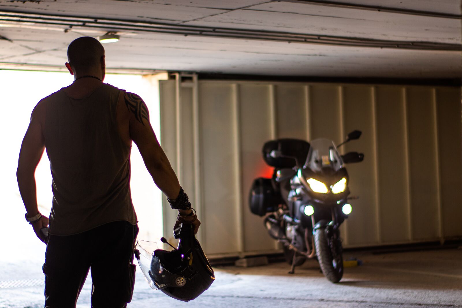 Canon EOS 200D (EOS Rebel SL2 / EOS Kiss X9) sample photo. Motorbikes, tattoo, man photography
