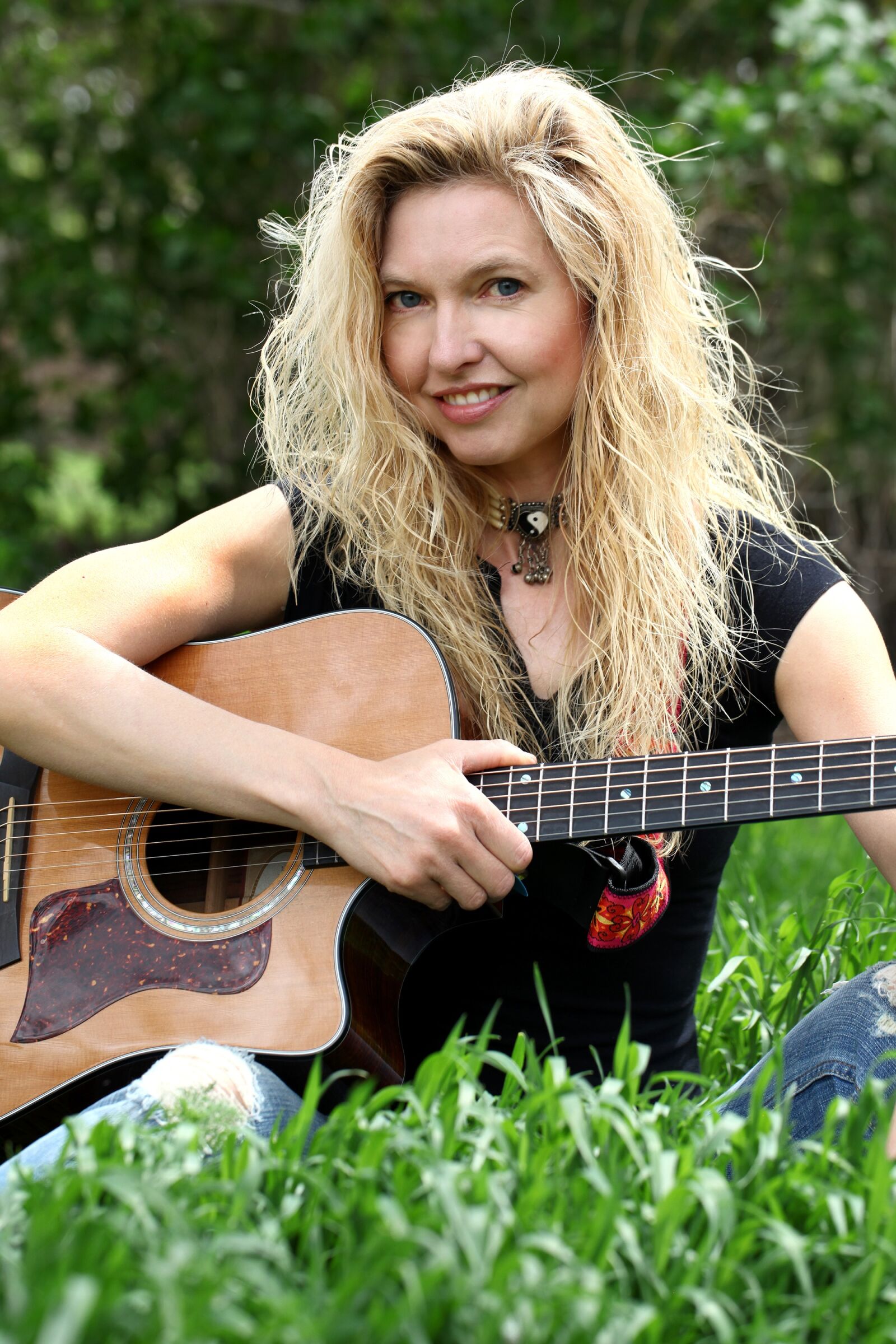 Canon EOS 5D Mark II sample photo. Woman, music, guitar photography