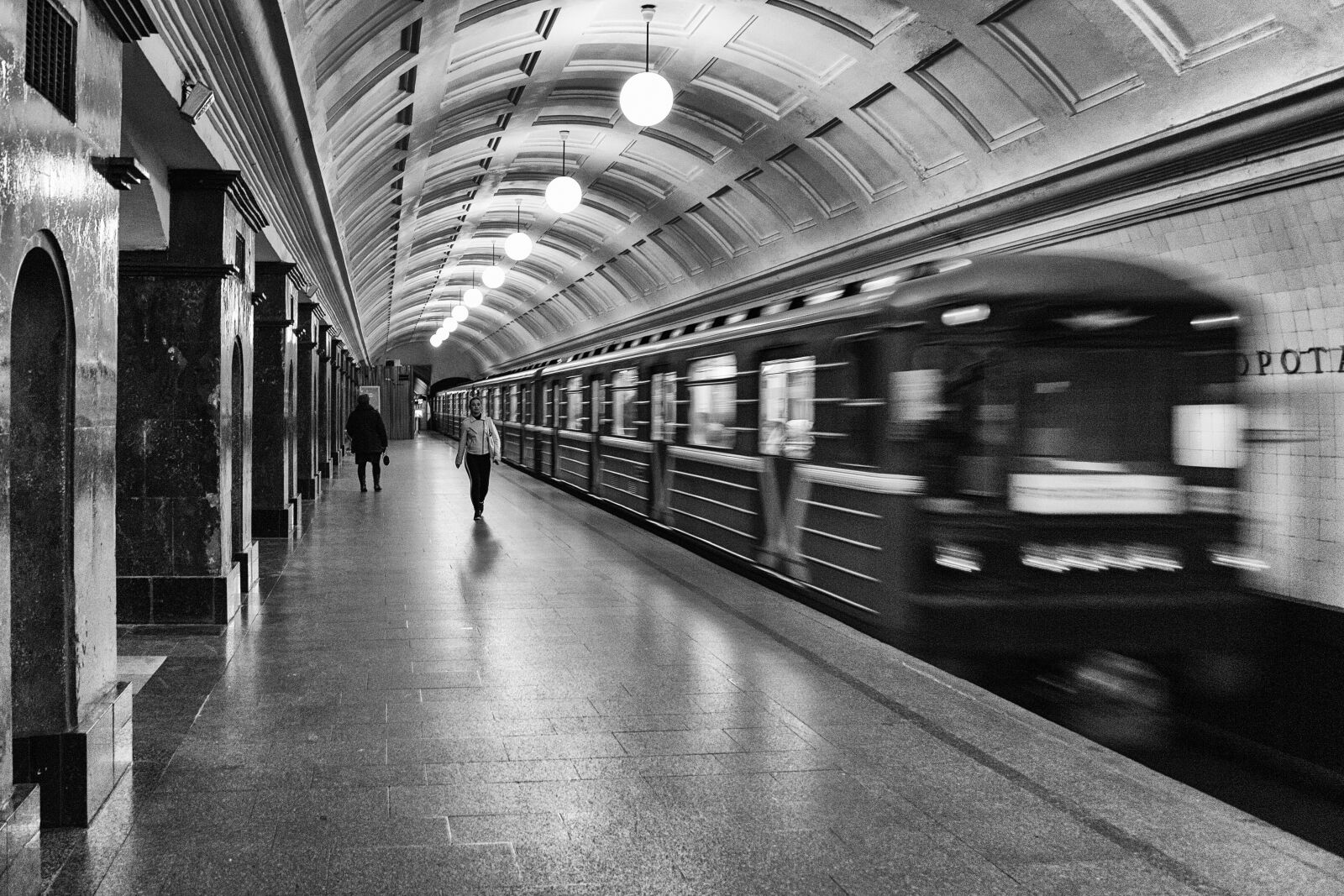 Canon EOS 6D + Canon EF 24-105mm F4L IS USM sample photo. Metro, moscow, red gate photography
