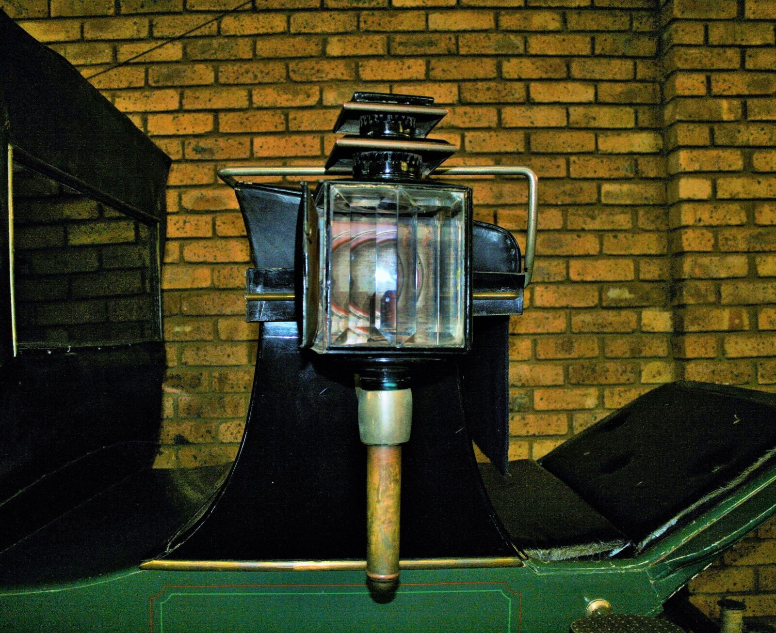 Canon EOS 400D (EOS Digital Rebel XTi / EOS Kiss Digital X) sample photo. Carriage lamp, lamp, light photography