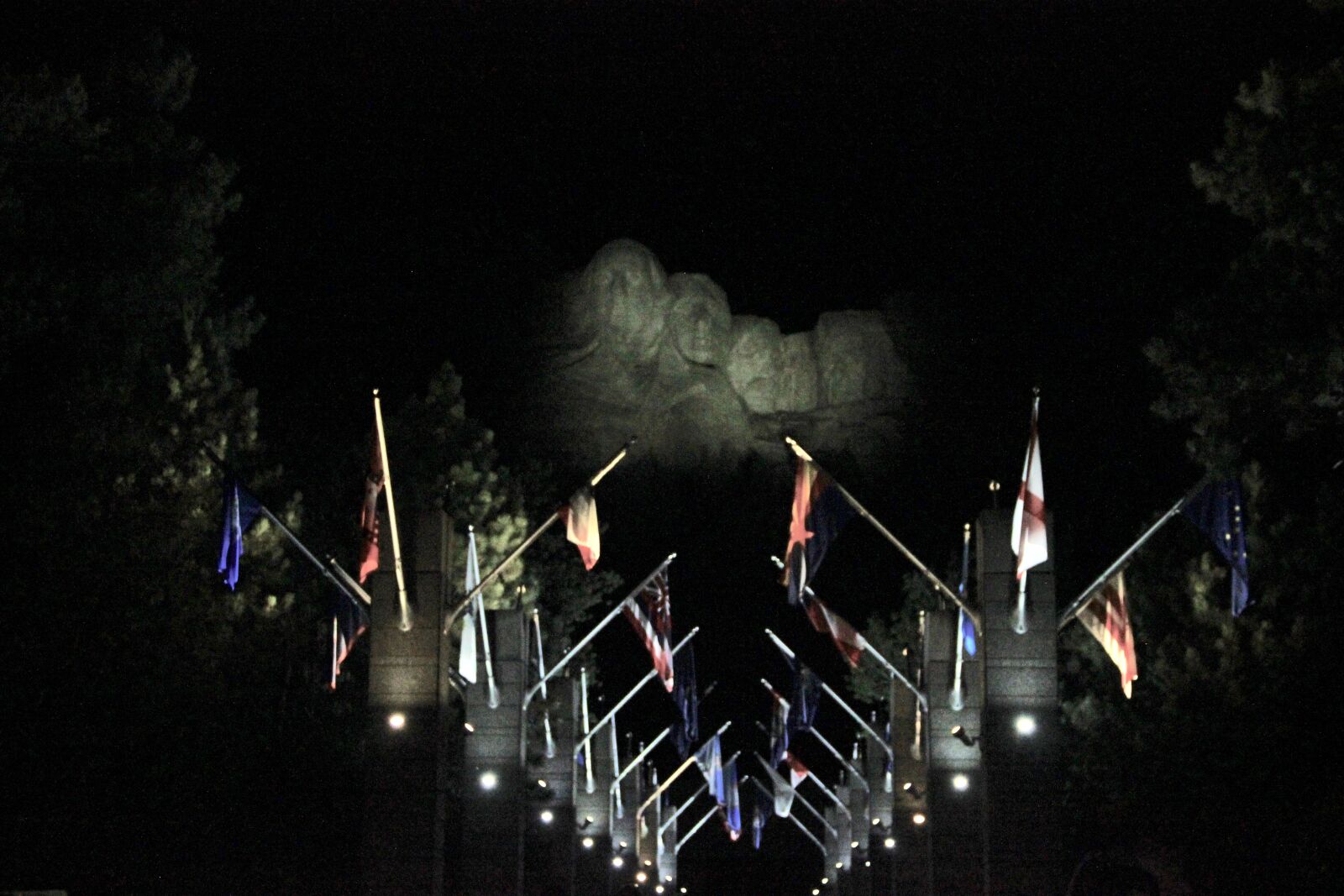 Canon EOS 550D (EOS Rebel T2i / EOS Kiss X4) sample photo. Mount rushmore, flags, presidents photography