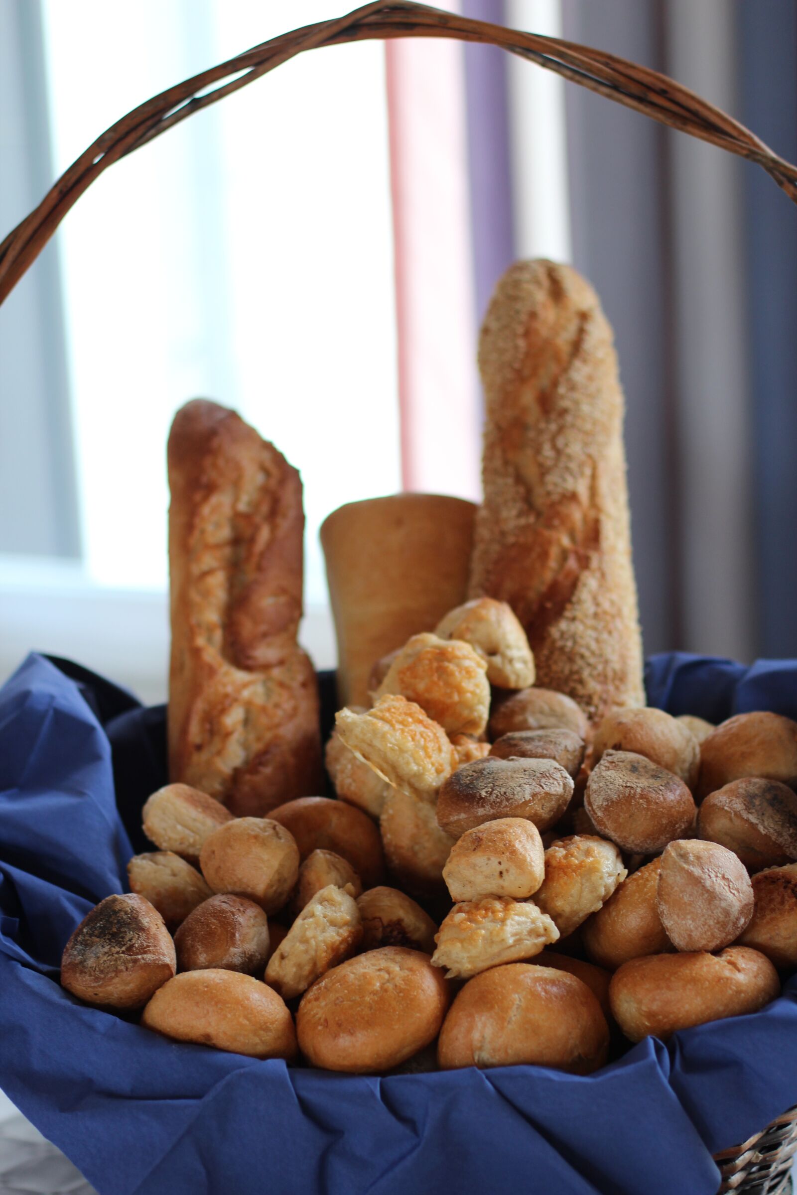 Canon EOS 600D (Rebel EOS T3i / EOS Kiss X5) + Canon EF 50mm F1.4 USM sample photo. Breadbasket, roll, party photography