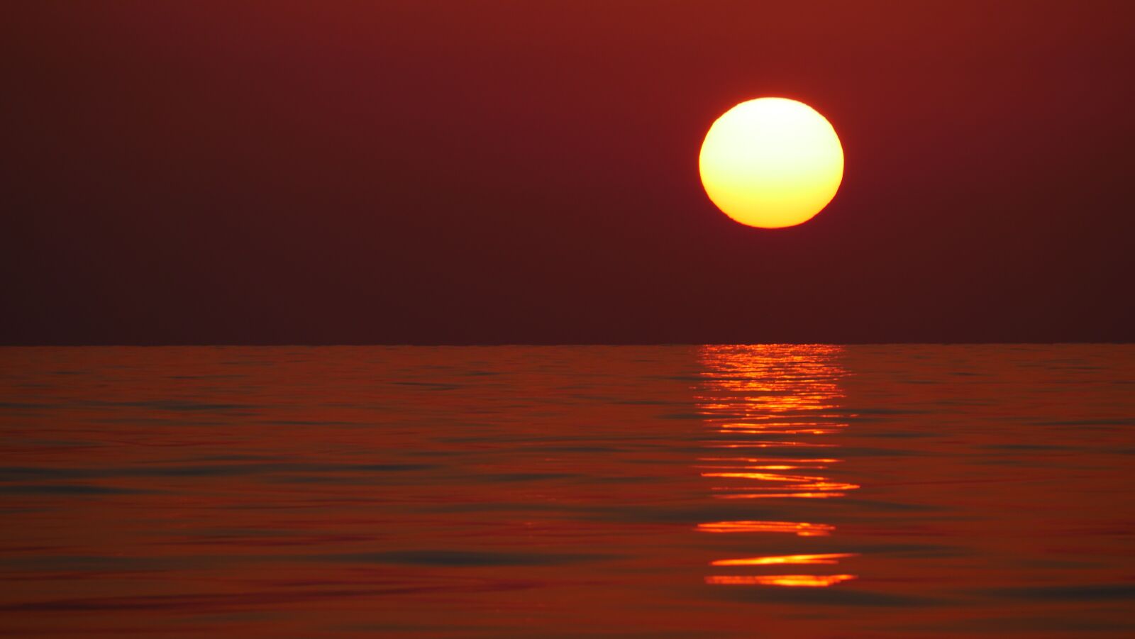 LUMIX G VARIO 100-300/F4.0-5.6II sample photo. Sunrise, red, sea photography