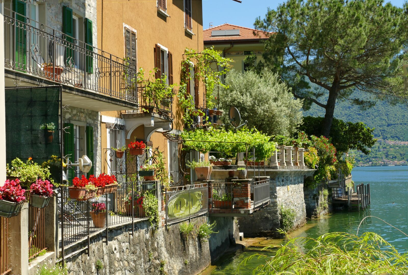 Panasonic Lumix DMC-FZ1000 sample photo. Italy, lakeside, vacations photography